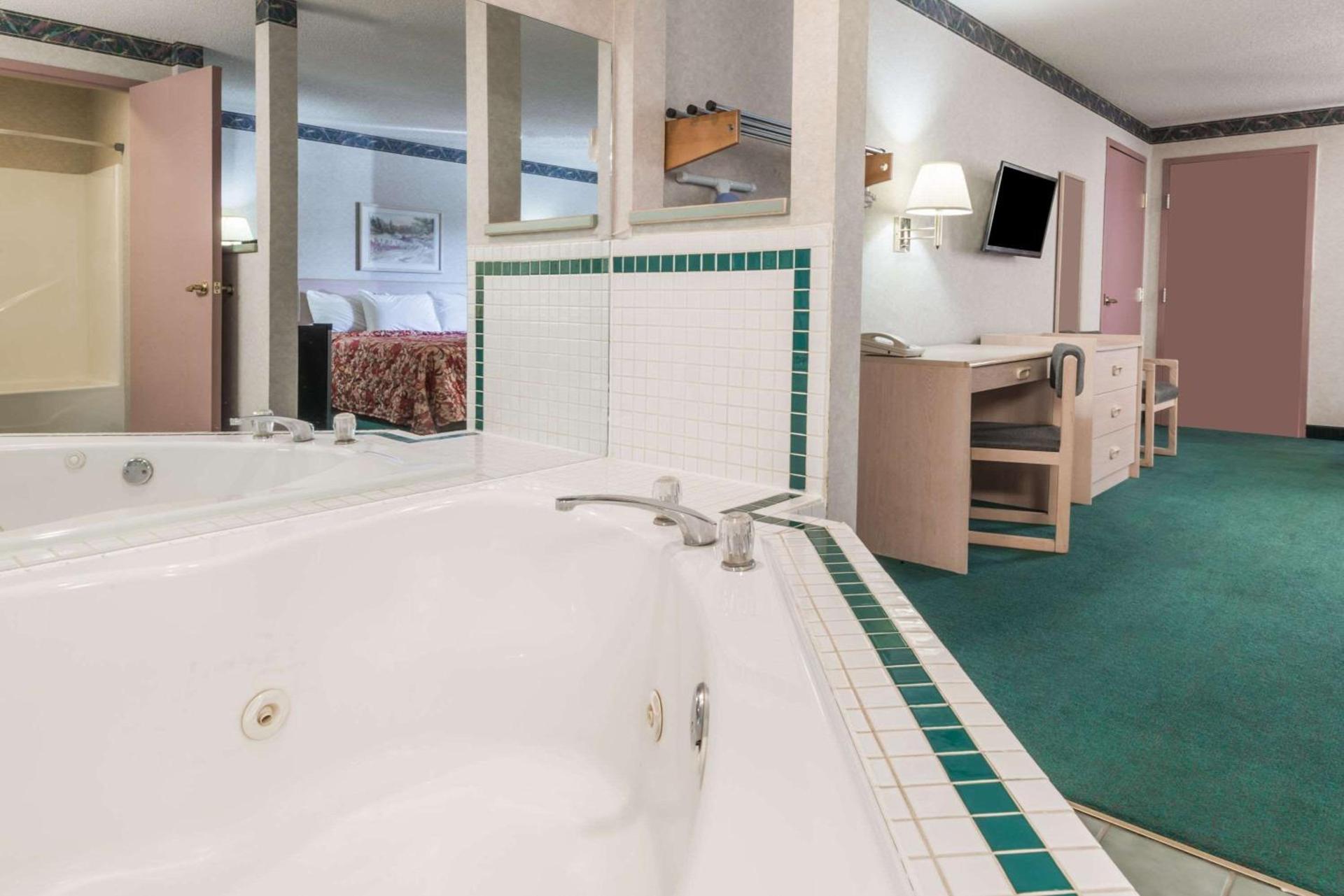 Knights Inn Ottawa photo 35