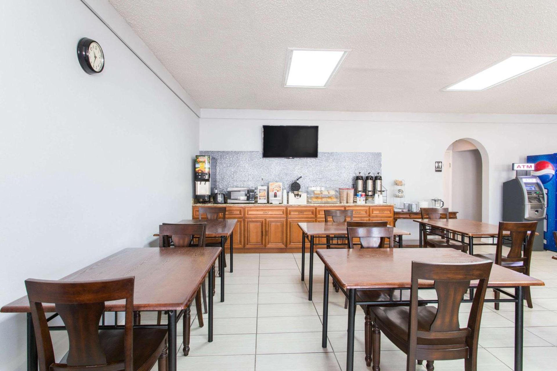 Knights Inn - Plant City photo 36