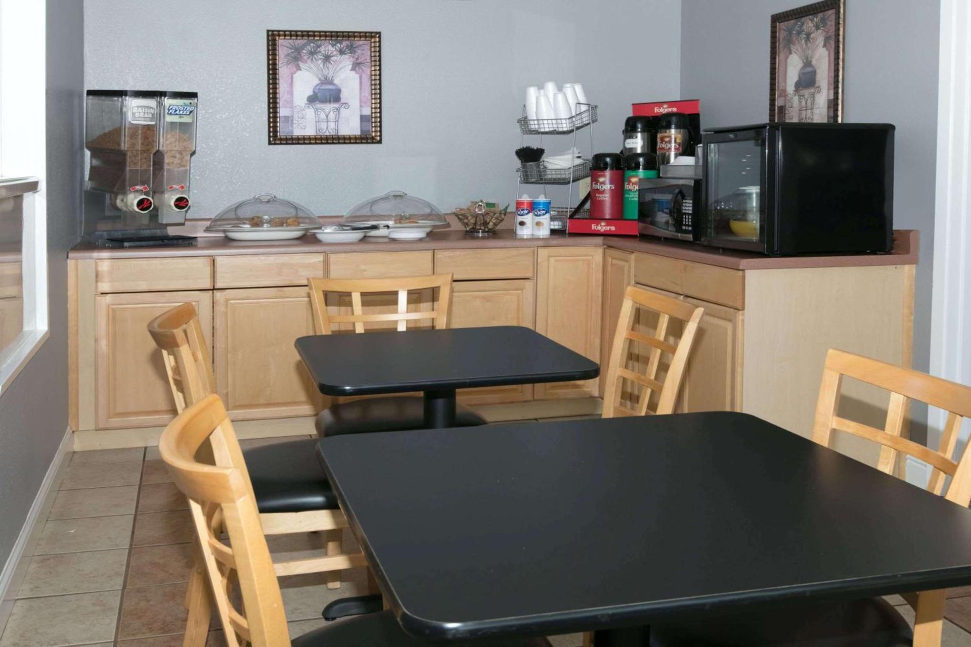 Knights Inn Longview photo 29