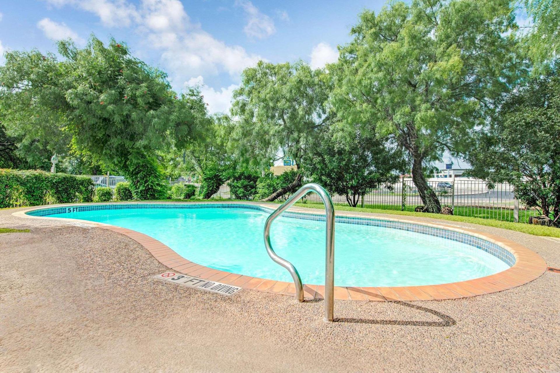 Super 8 by Wyndham San Antonio/Fiesta photo 4