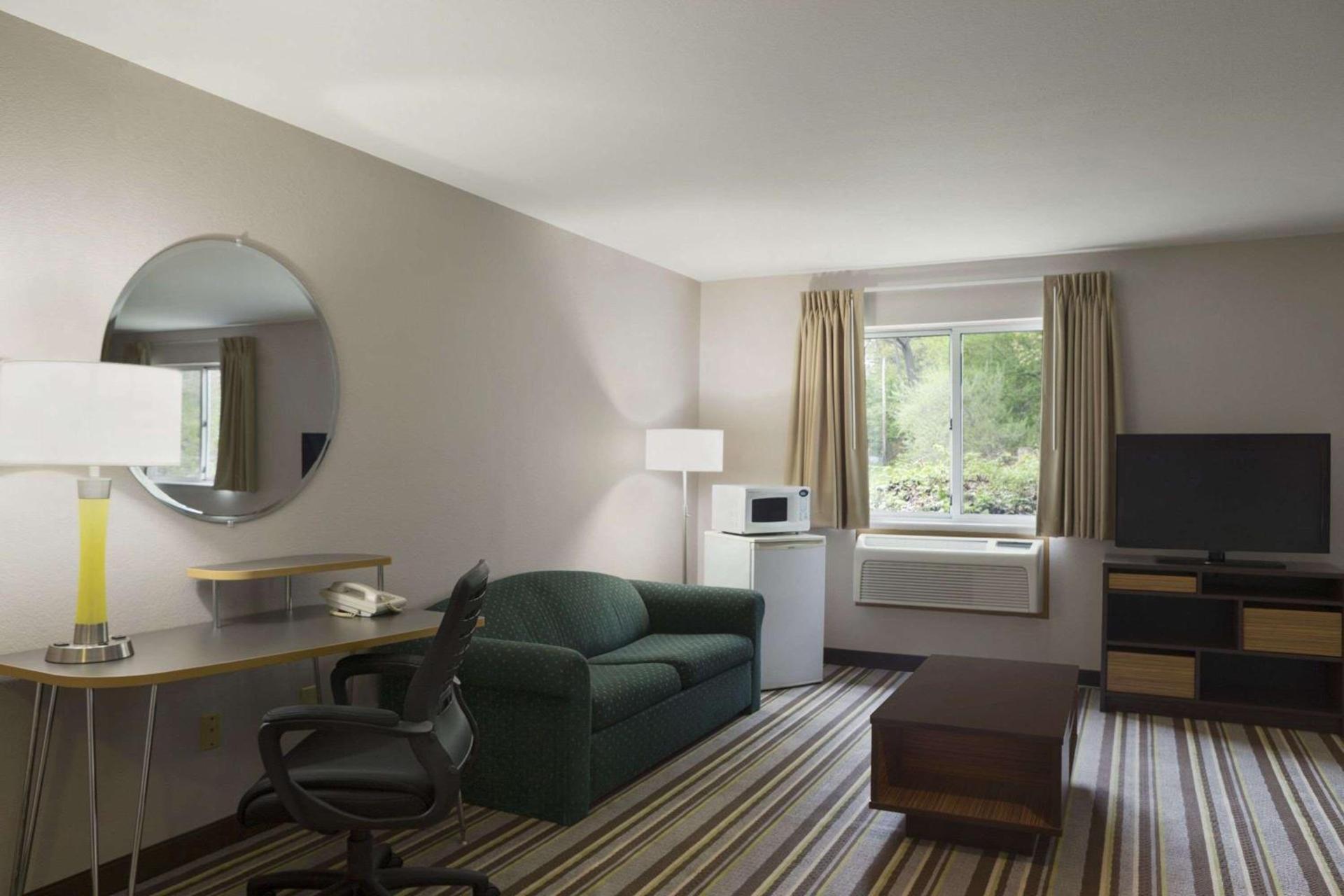 Super 8 by Wyndham Manistee photo 14
