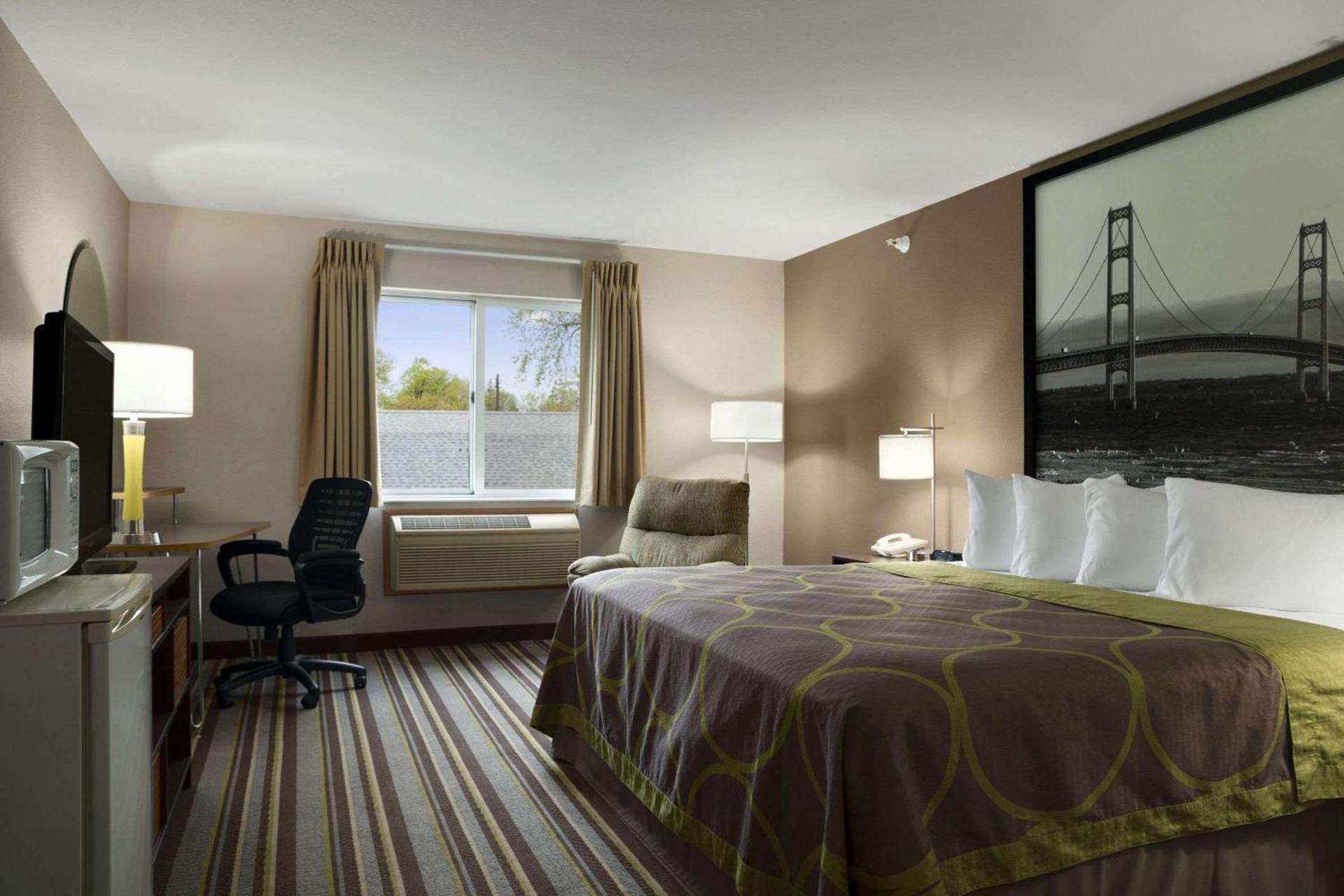 Super 8 by Wyndham Manistee photo 6