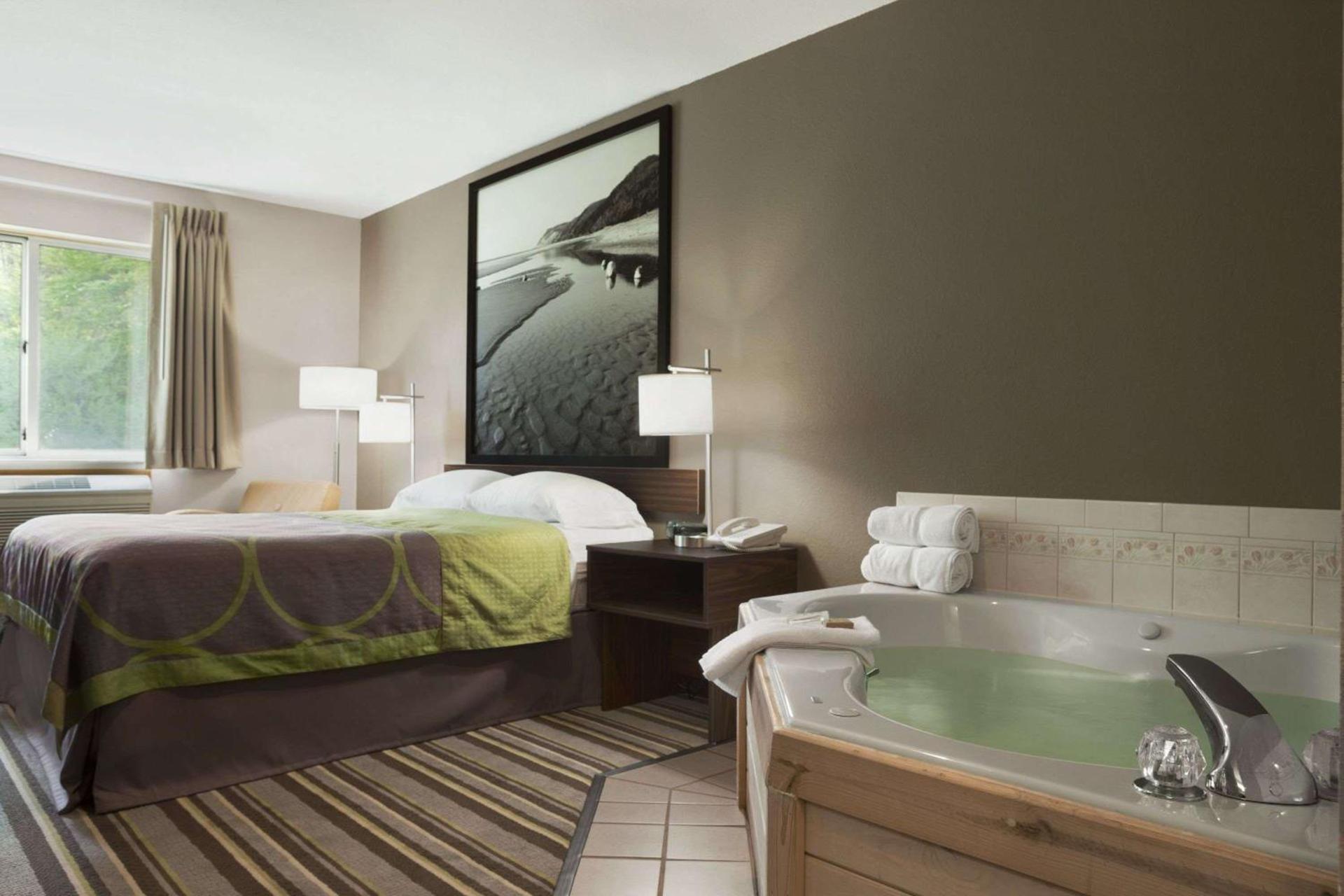 Super 8 by Wyndham Manistee photo 11