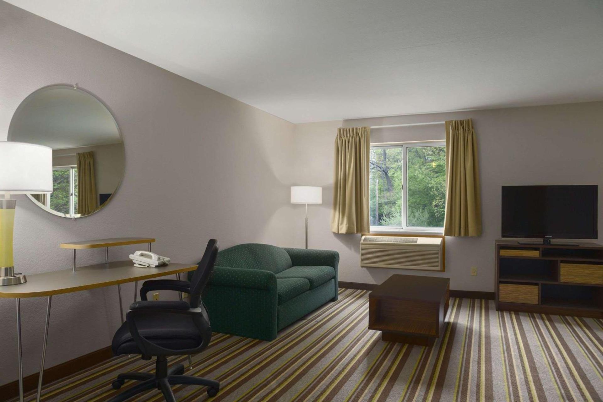 Super 8 by Wyndham Manistee photo 15