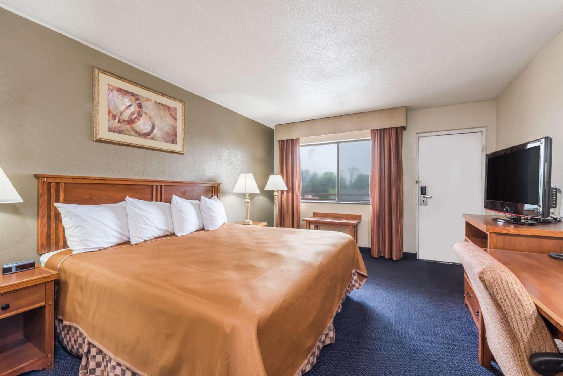 Red Carpet Inn Lancaster photo 17