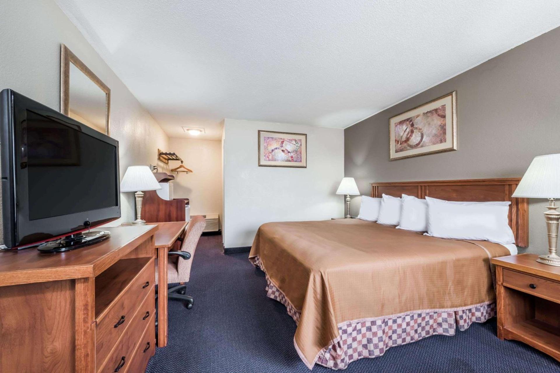 Red Carpet Inn Lancaster photo 4
