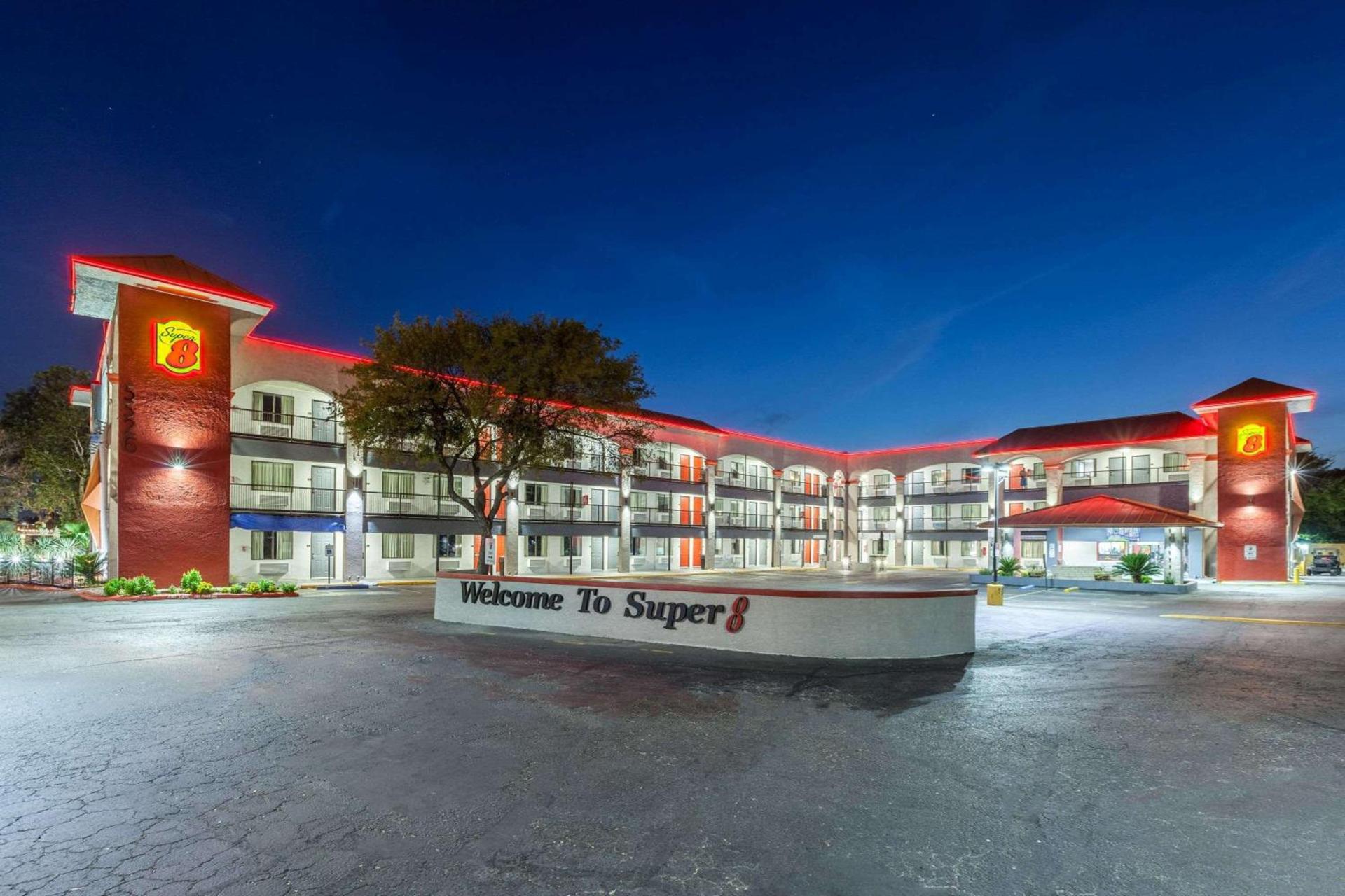 Super 8 by Wyndham Austin University/Downtown Area photo 2