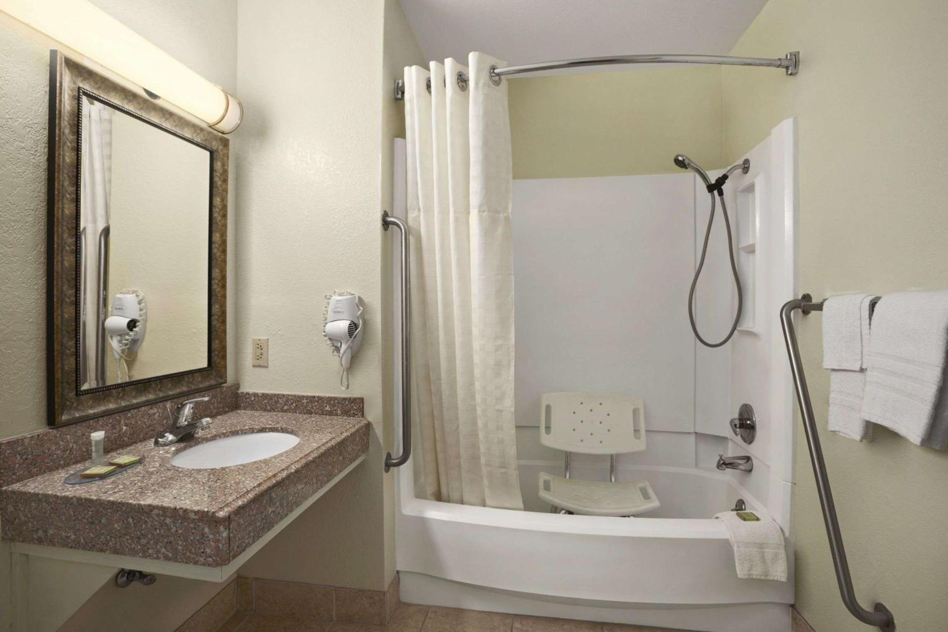 Super 8 by Wyndham Carlsbad photo 3