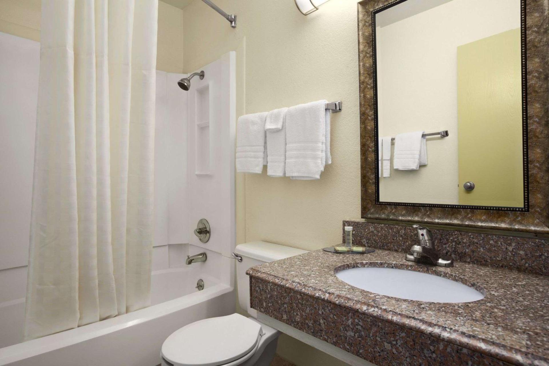 Super 8 by Wyndham Carlsbad photo 7