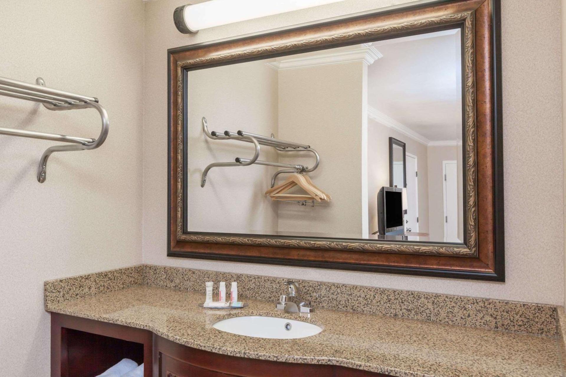 Travelodge by Wyndham Sylmar CA photo 12
