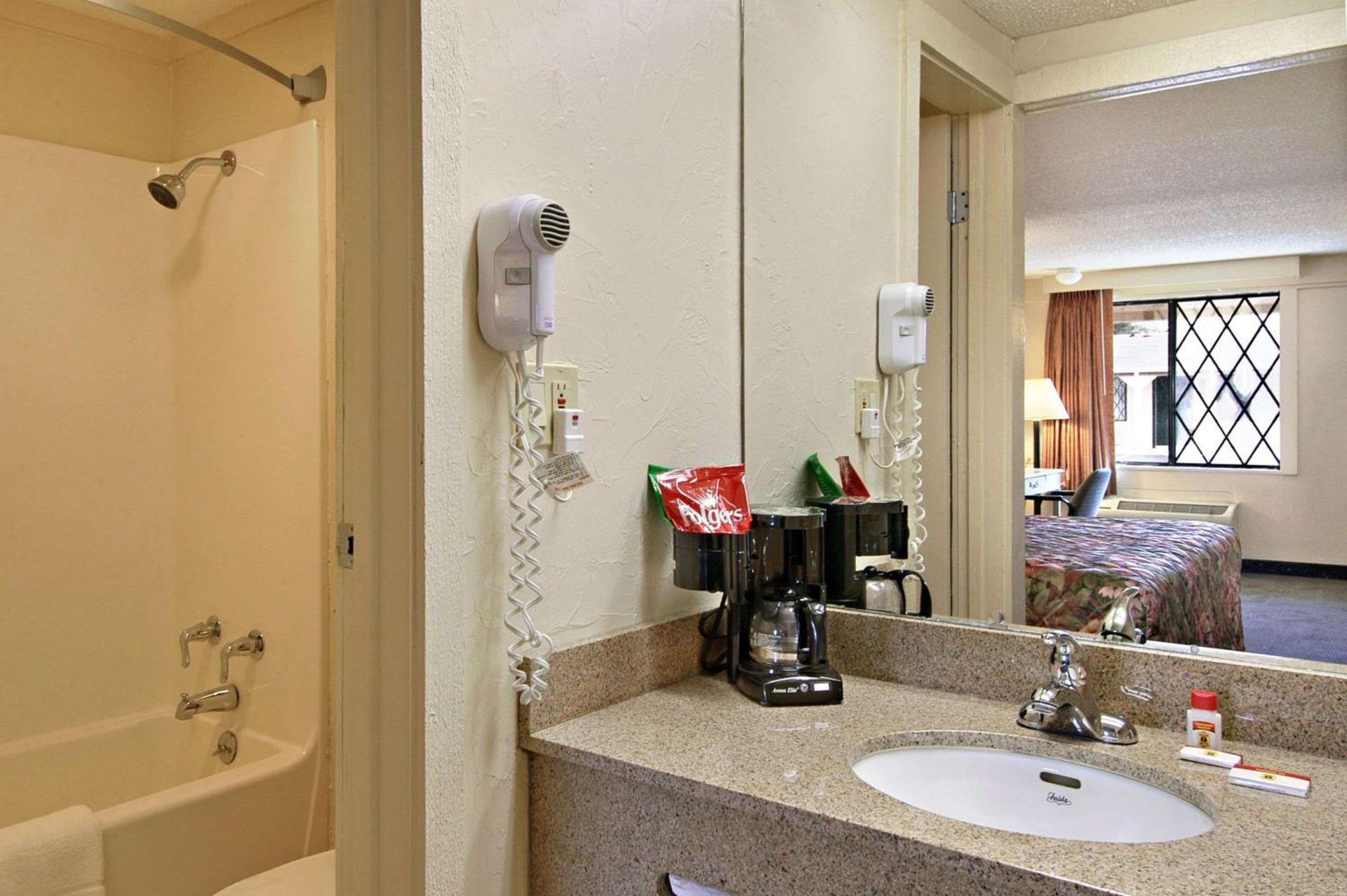 Super 8 by Wyndham Lantana West Palm Beach photo 4