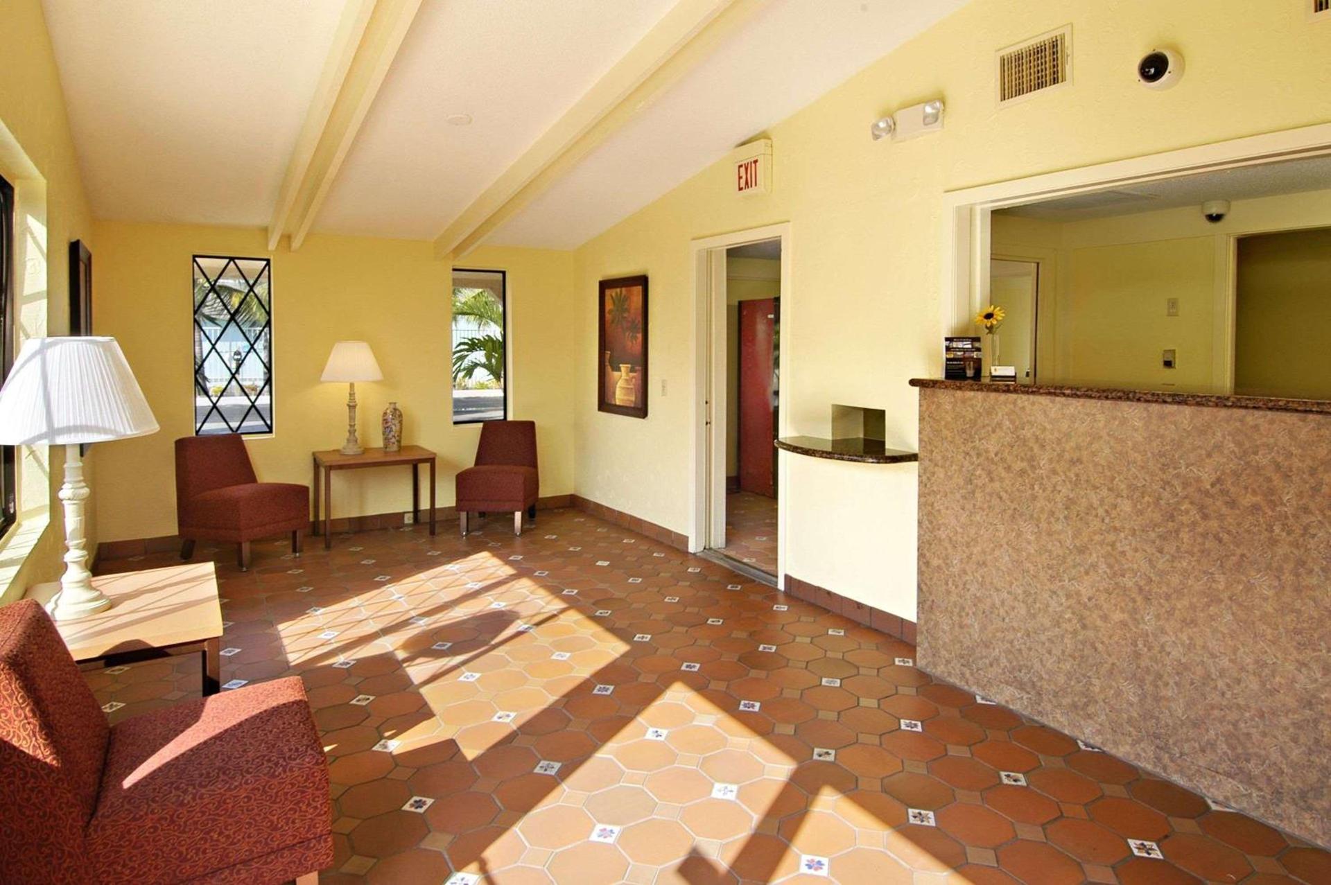 Super 8 by Wyndham Lantana West Palm Beach photo 2