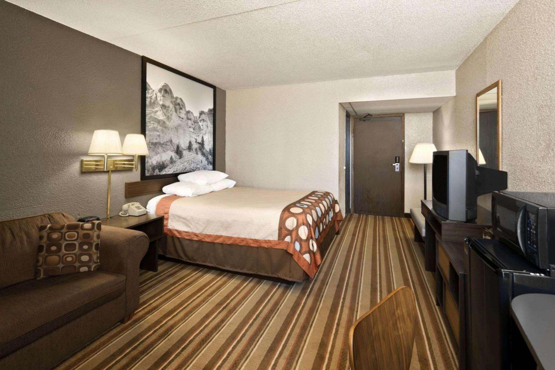 Super 8 by Wyndham Redfield photo 7