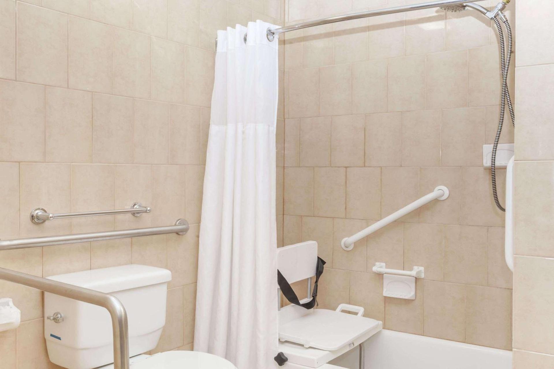 Travelodge by Wyndham Sylmar CA photo 8