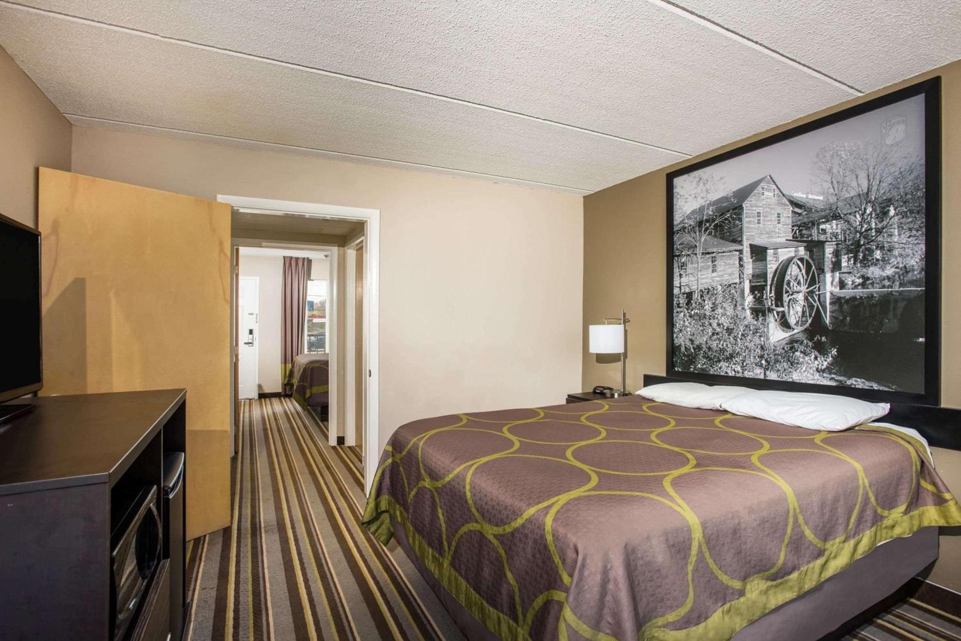 Super 8 by Wyndham Sevierville Riverside photo 11