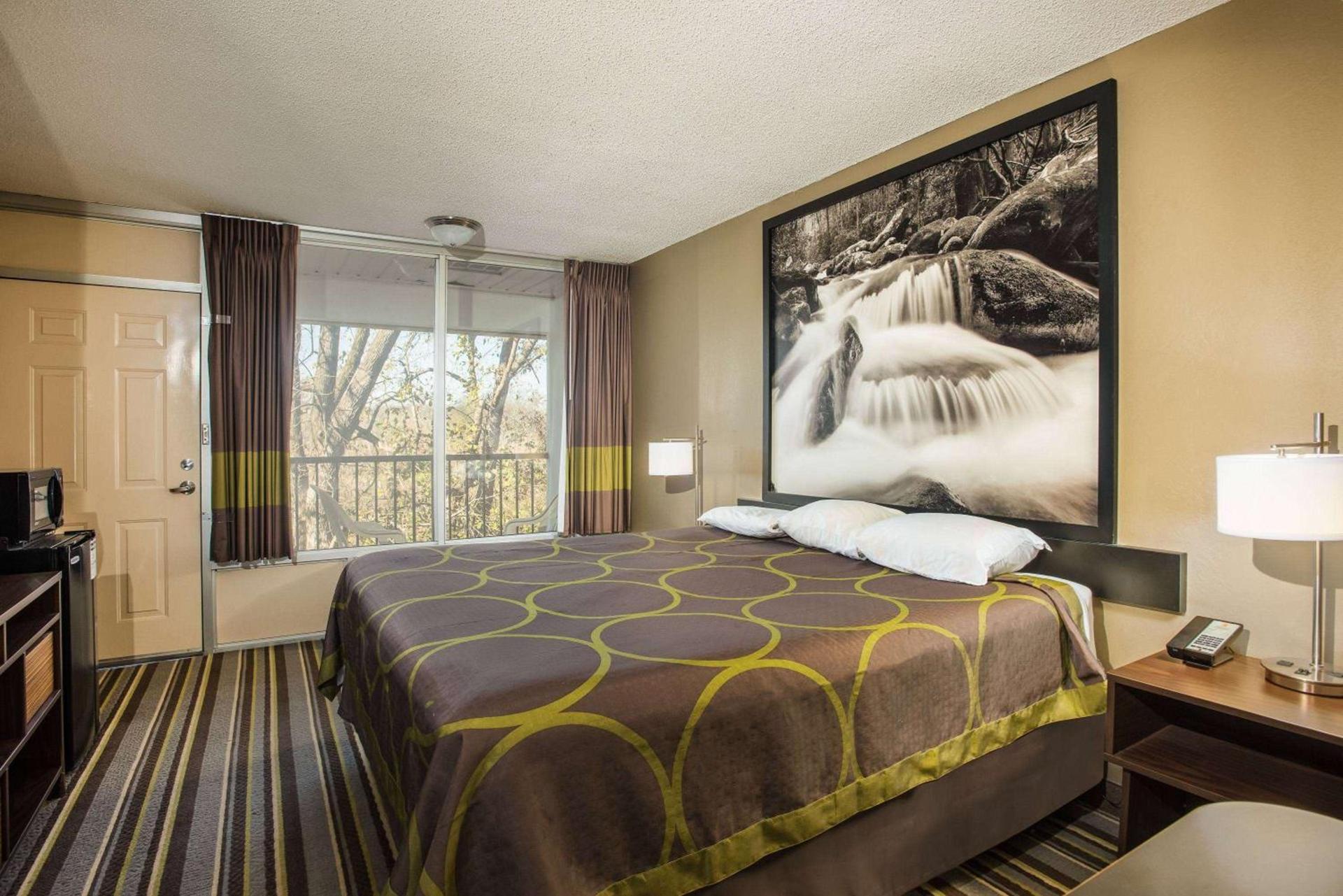 Super 8 by Wyndham Sevierville Riverside photo 12