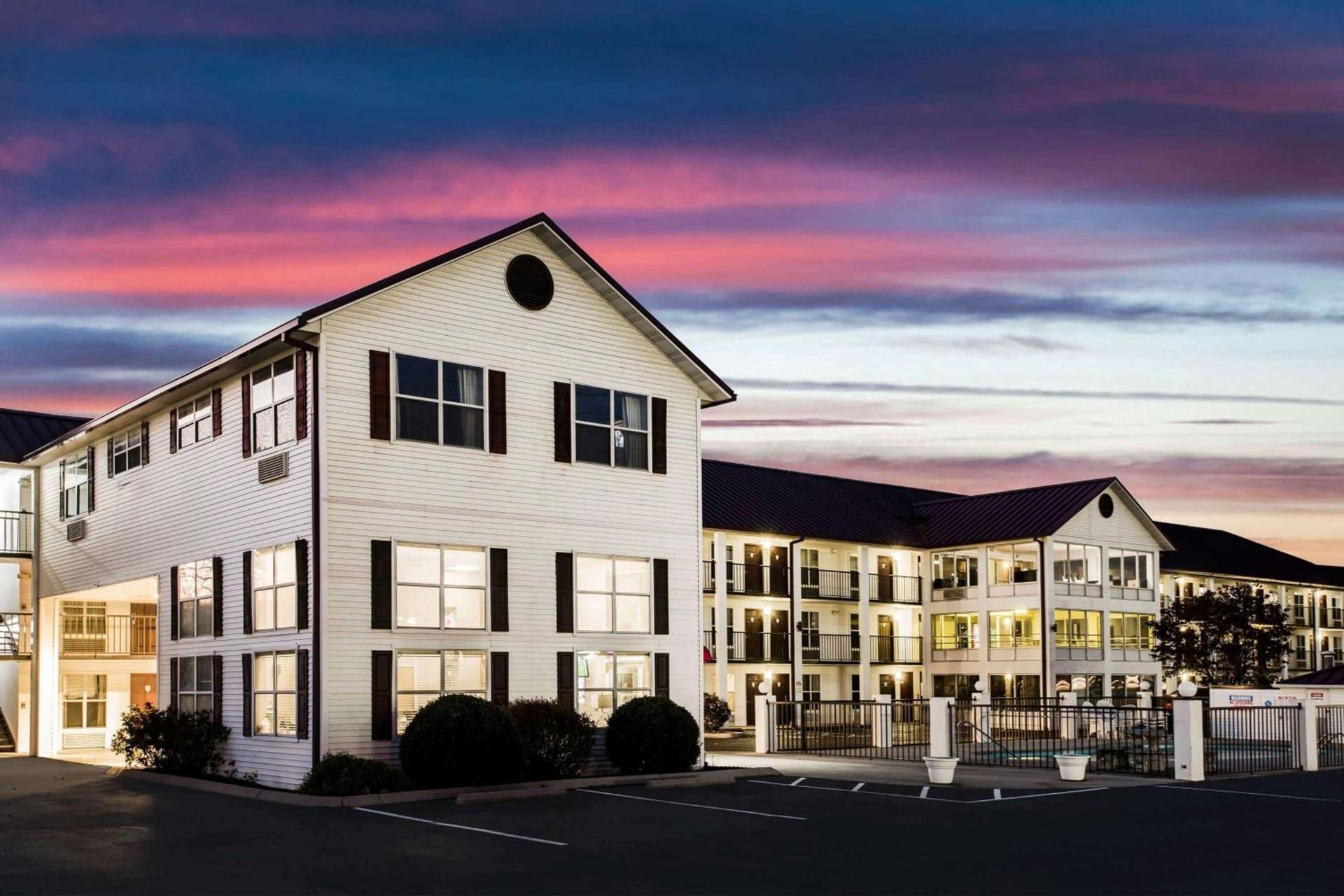 Super 8 by Wyndham Sevierville Riverside photo 15