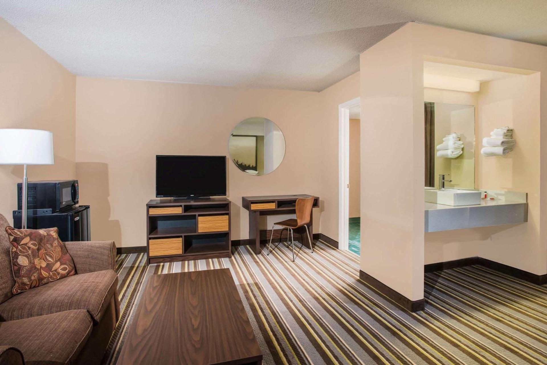 Super 8 by Wyndham Sevierville Riverside photo 17