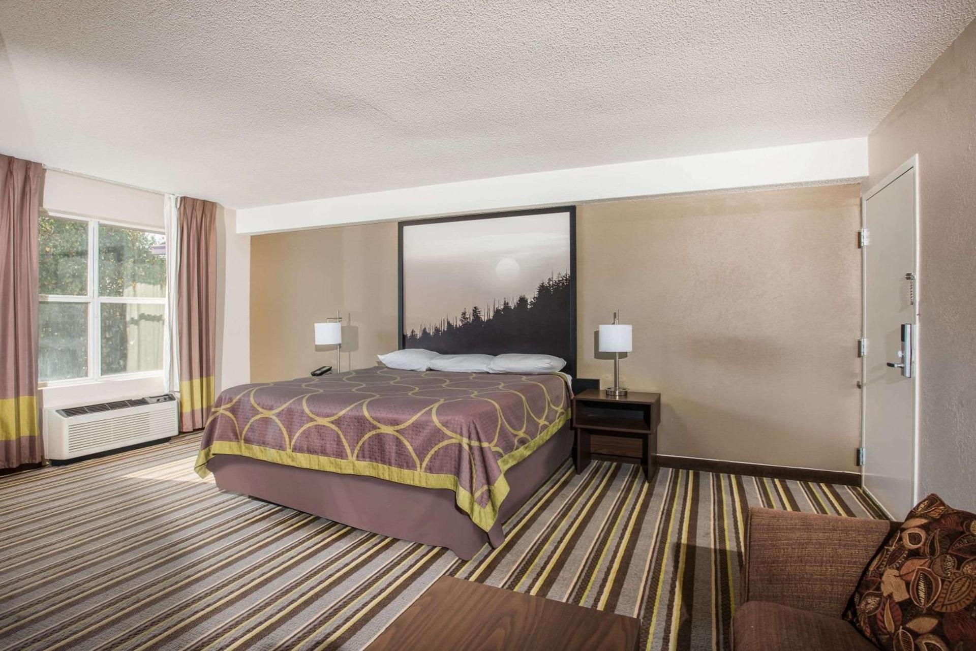 Super 8 by Wyndham Sevierville Riverside photo 18