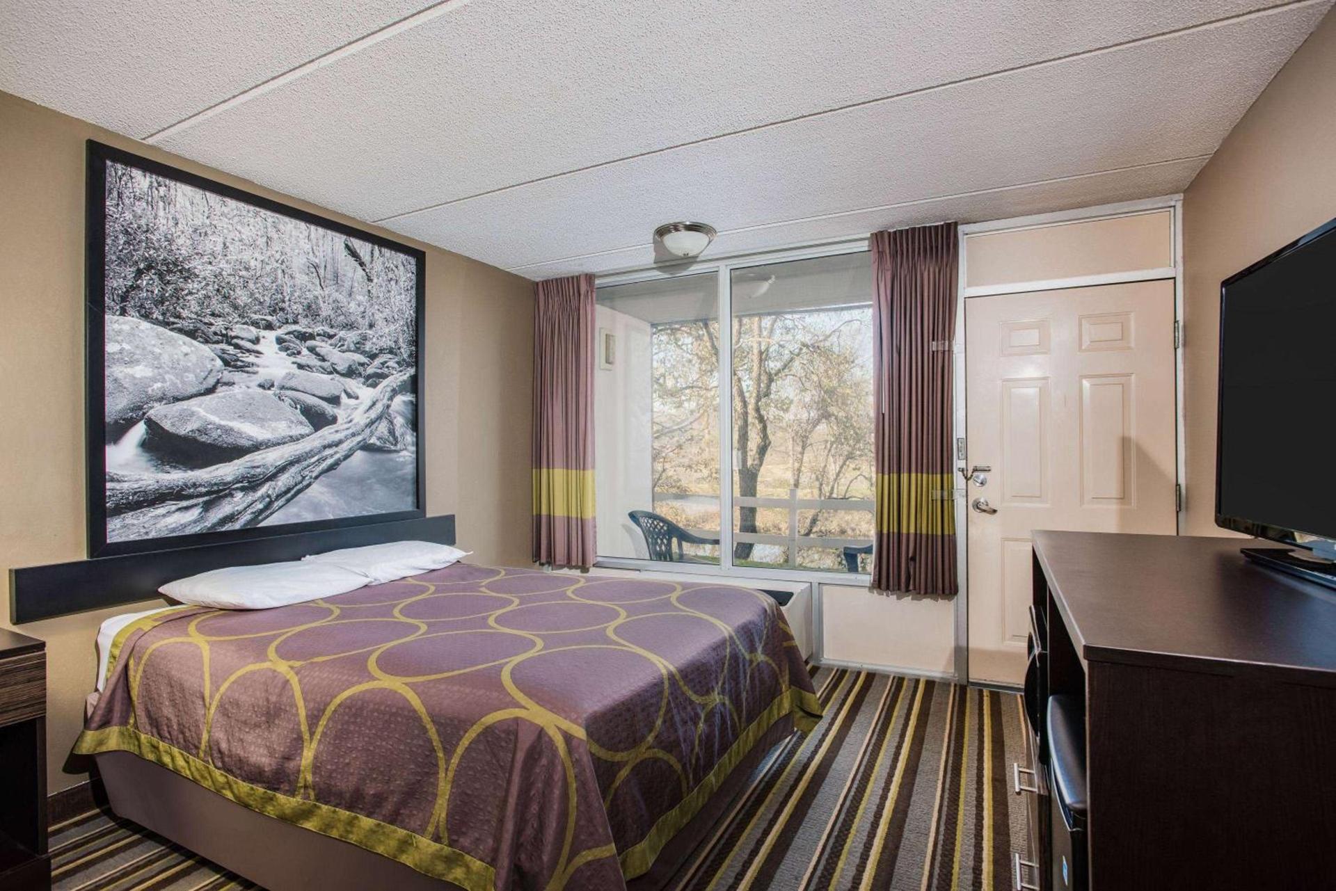 Super 8 by Wyndham Sevierville Riverside photo 23