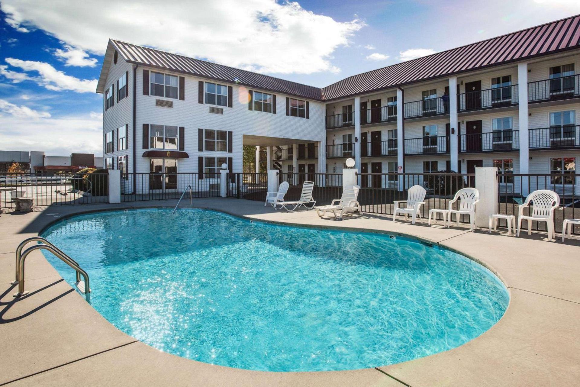 Super 8 by Wyndham Sevierville Riverside photo 24