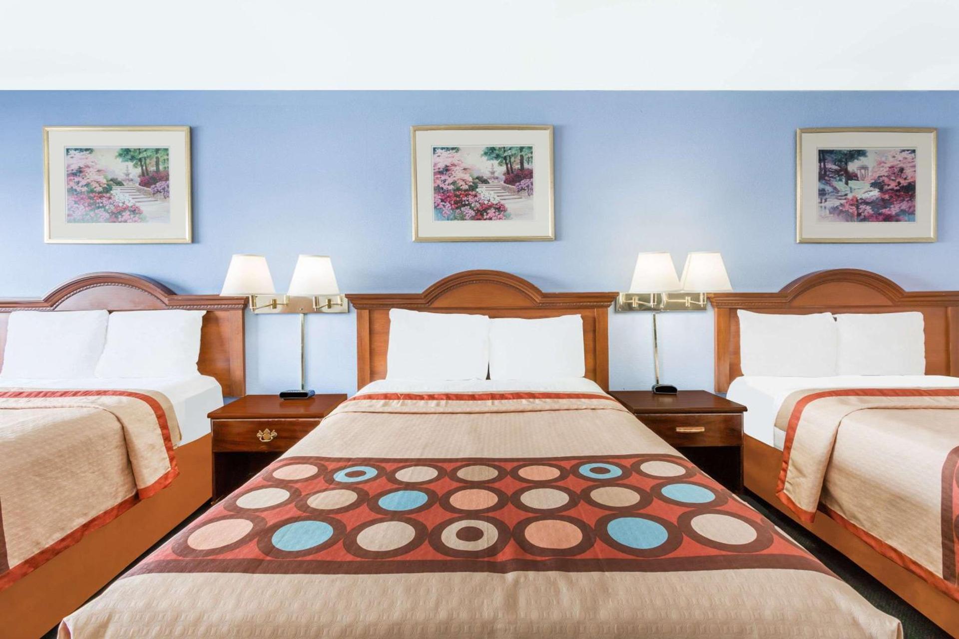 Super 8 by Wyndham Greensboro photo 11
