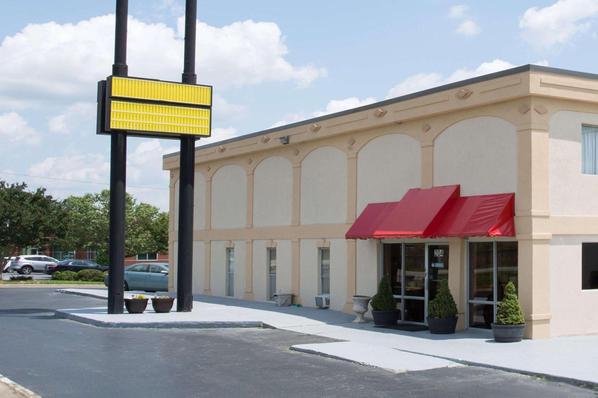 Super 8 by Wyndham Greensboro photo 1