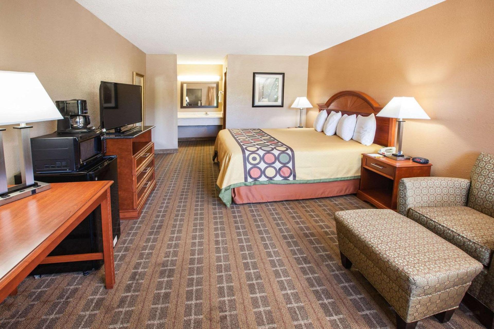 Super 8 by Wyndham Clinton photo 19