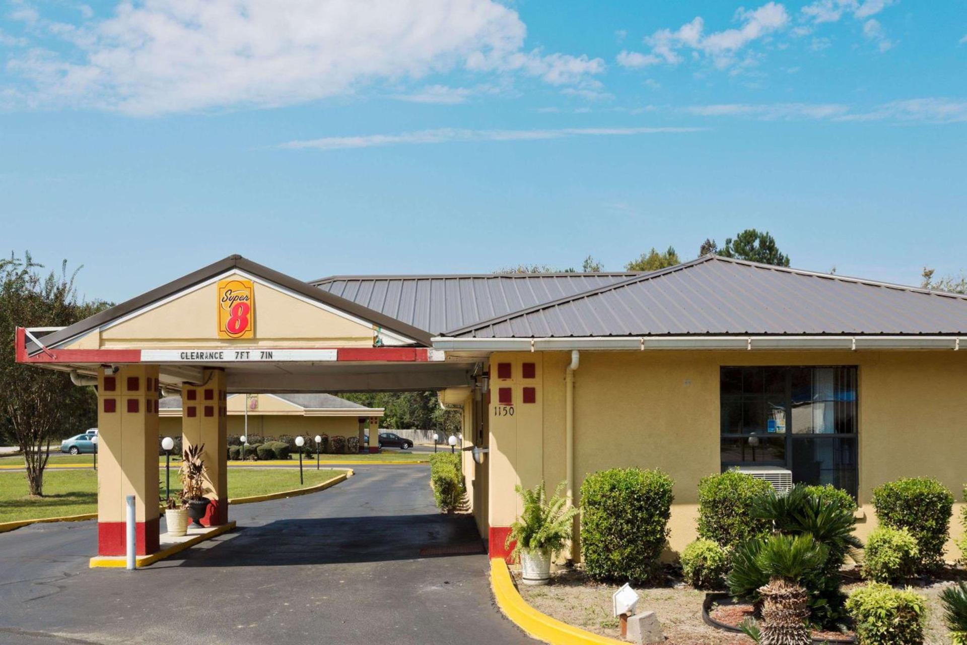 Super 8 by Wyndham Chipley photo 2