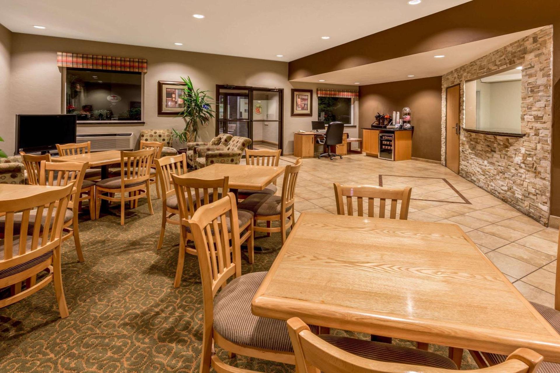 Super 8 by Wyndham Woodburn photo 2