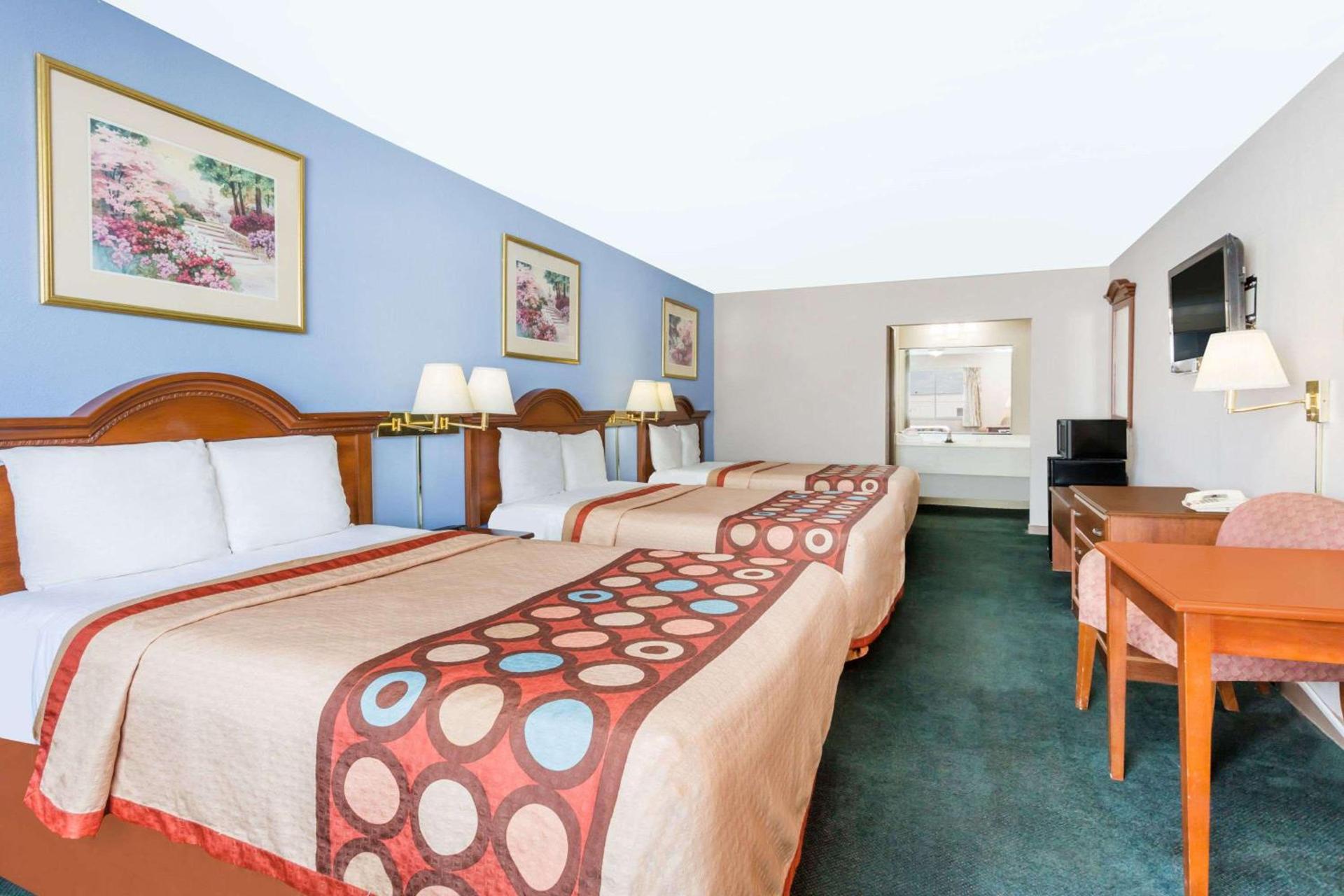 Super 8 by Wyndham Greensboro photo 10