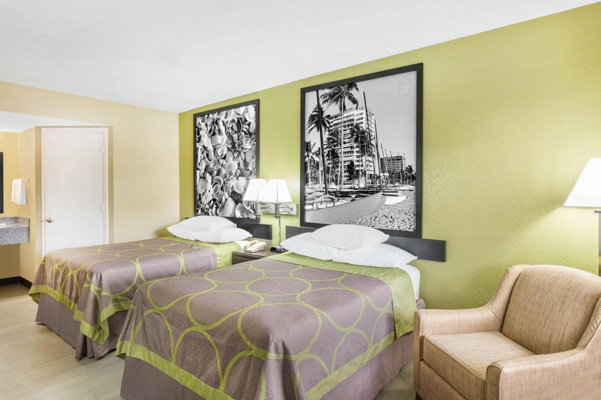 Super 8 by Wyndham Sarasota Near Siesta Key photo 10