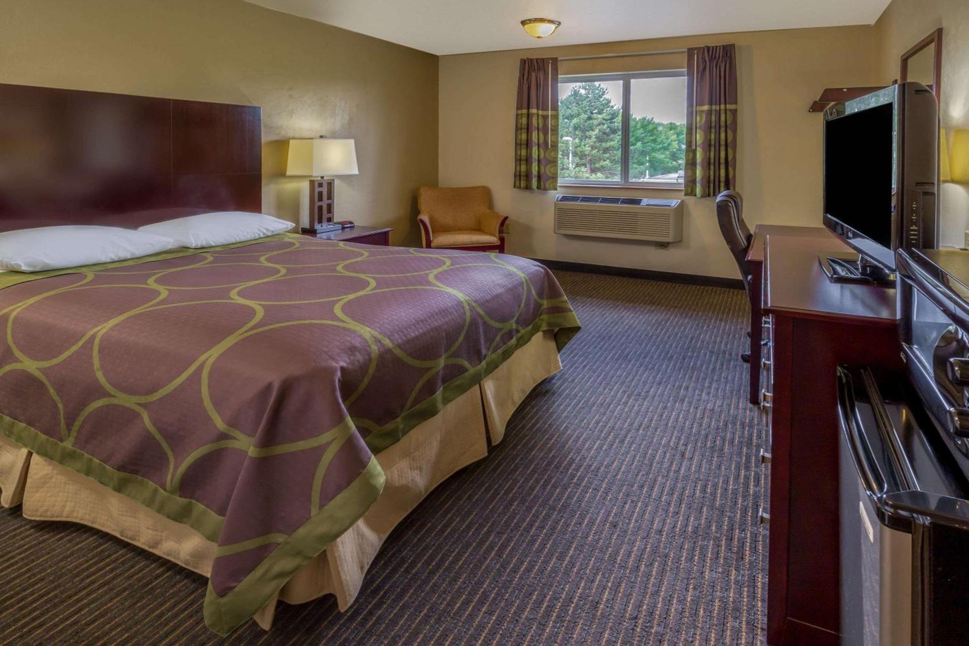 Super 8 by Wyndham Woodburn photo 4