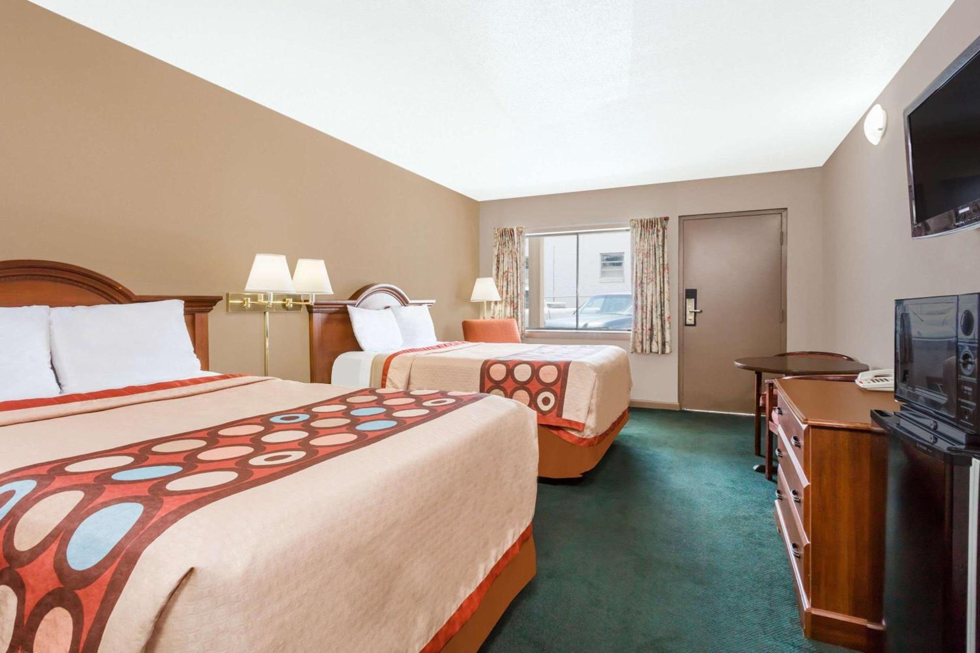 Super 8 by Wyndham Greensboro photo 8