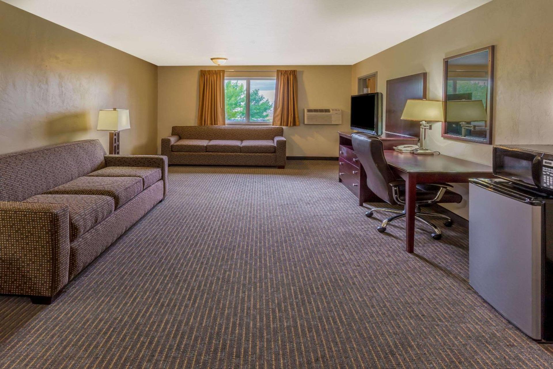 Super 8 by Wyndham Woodburn photo 7