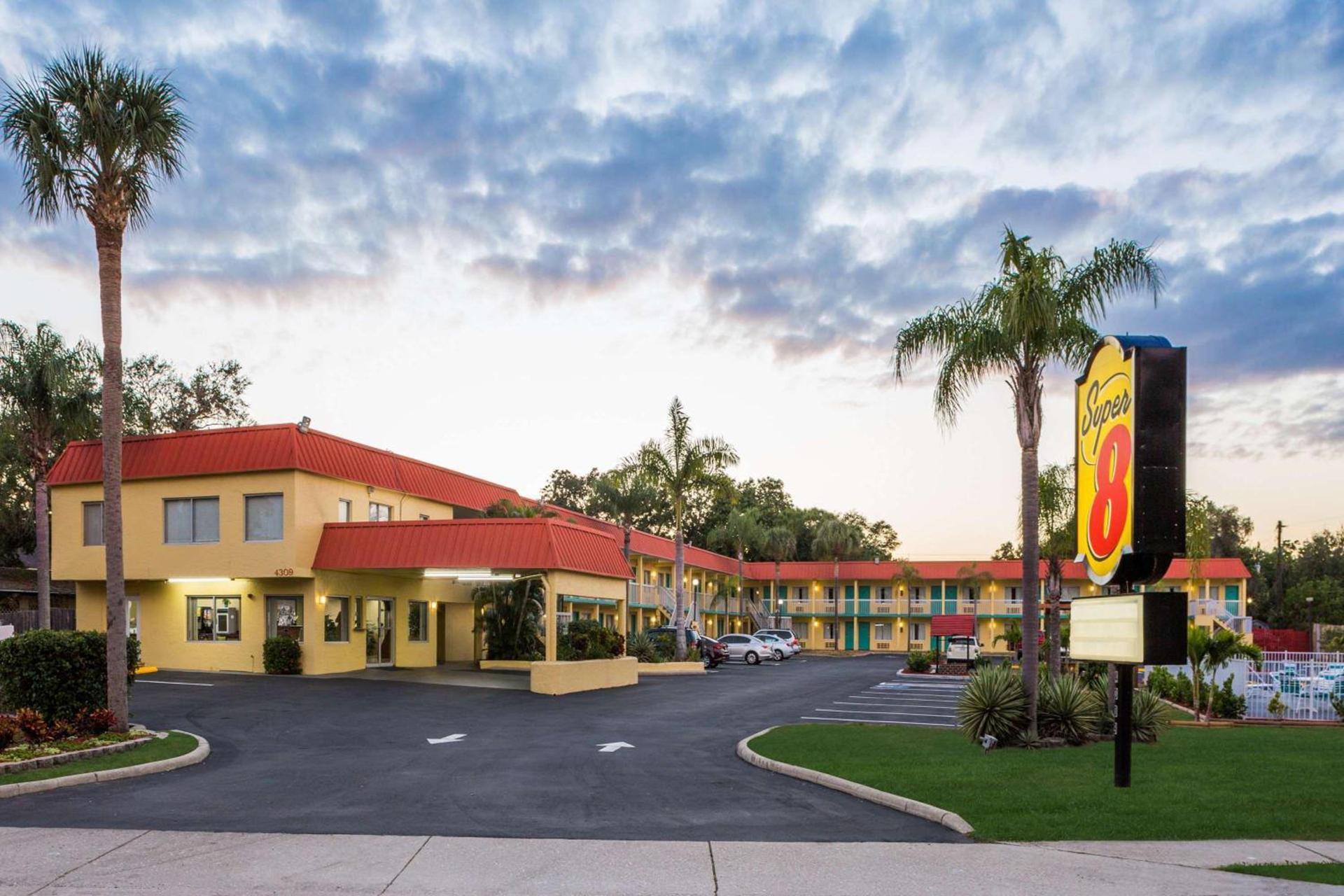 Super 8 by Wyndham Sarasota Near Siesta Key photo 2