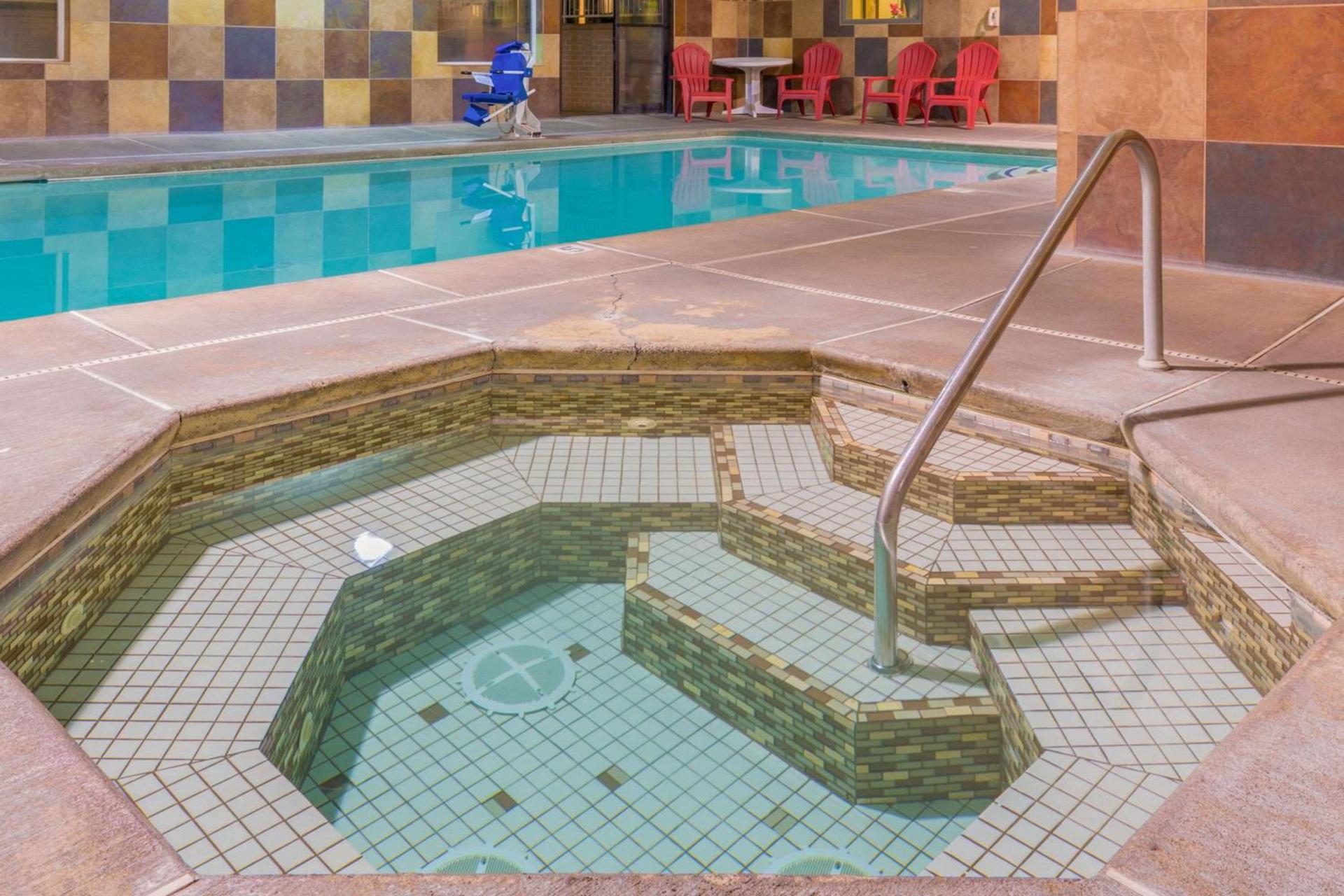 Super 8 by Wyndham Woodburn photo 9