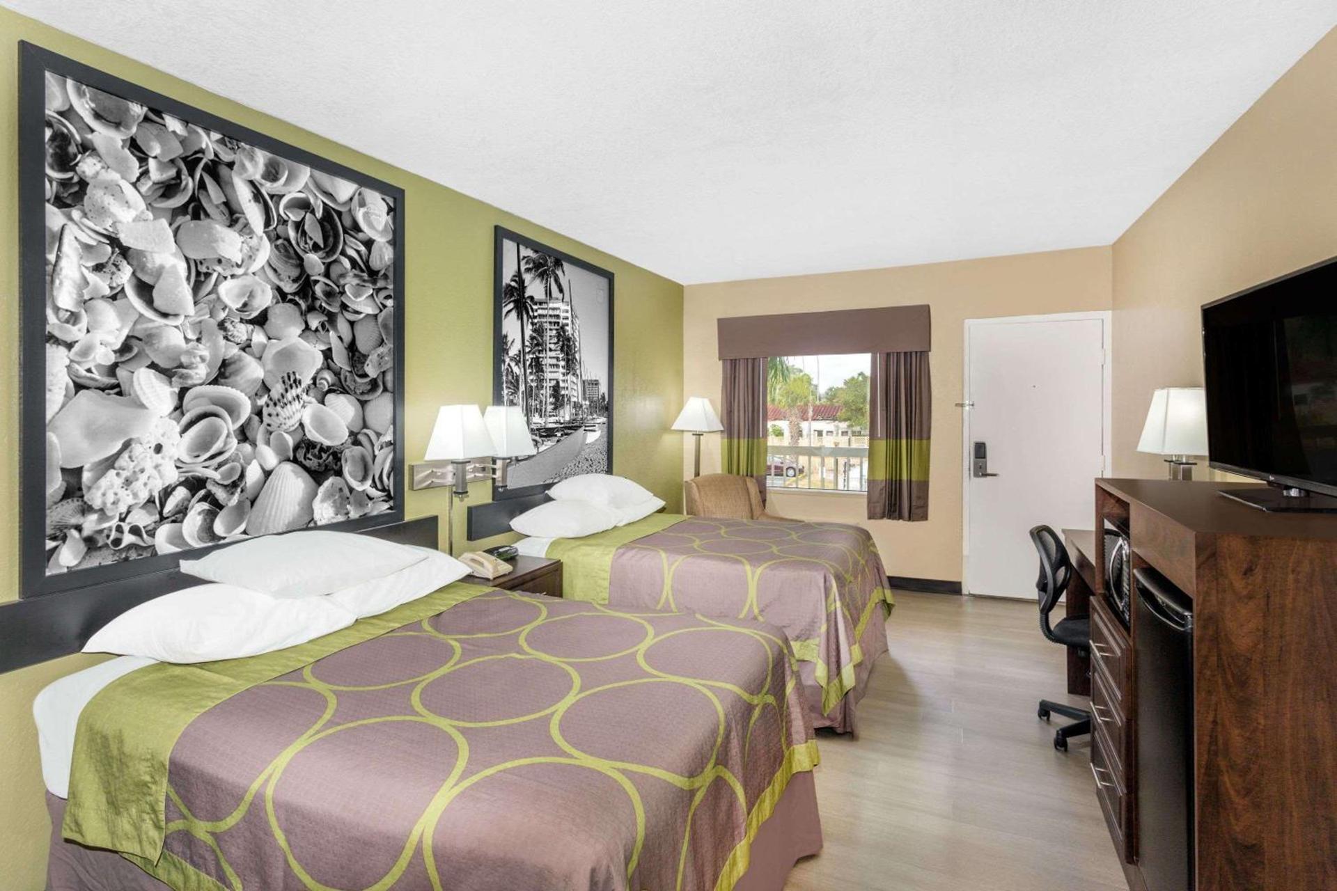 Super 8 by Wyndham Sarasota Near Siesta Key photo 12