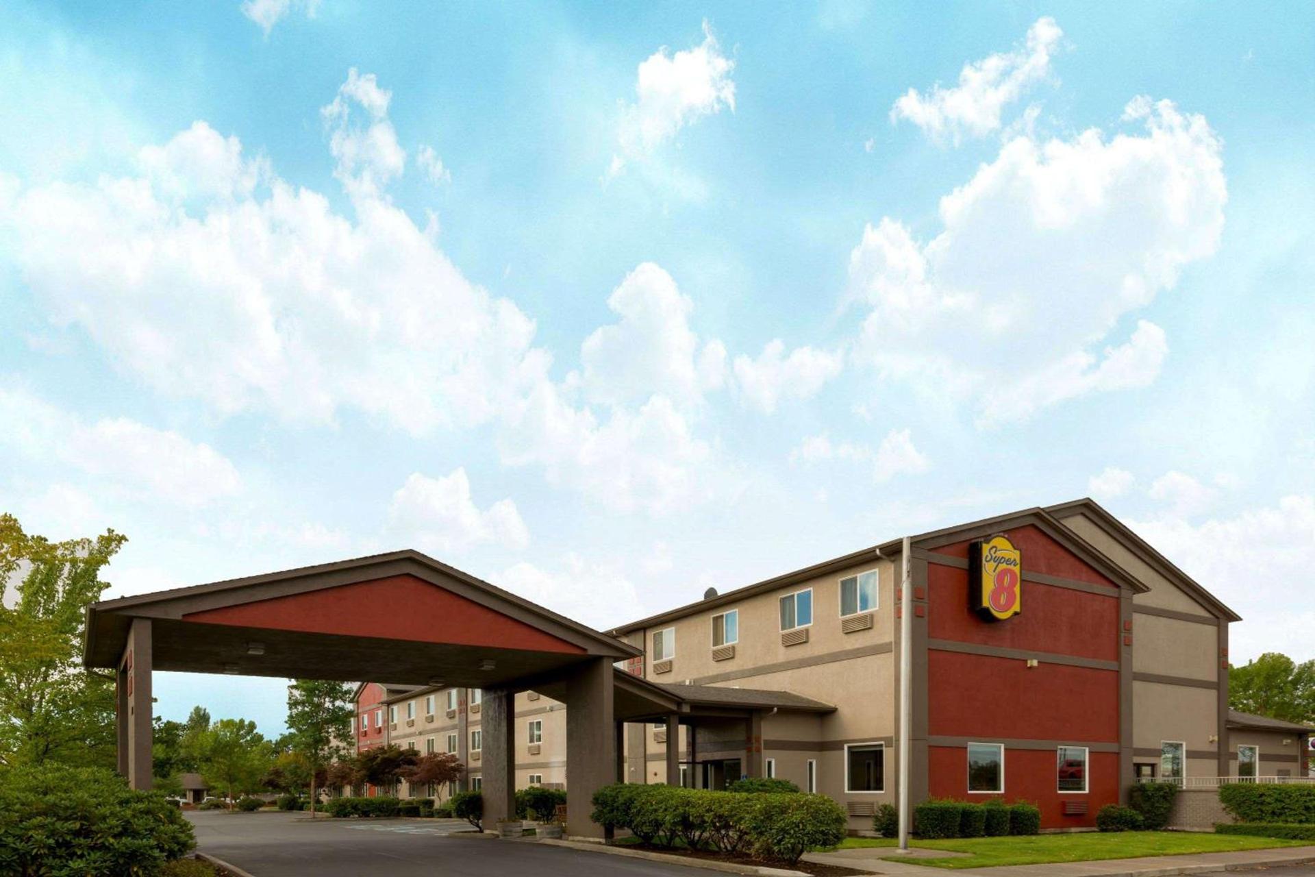 Super 8 by Wyndham Woodburn — hotel in Woodburn