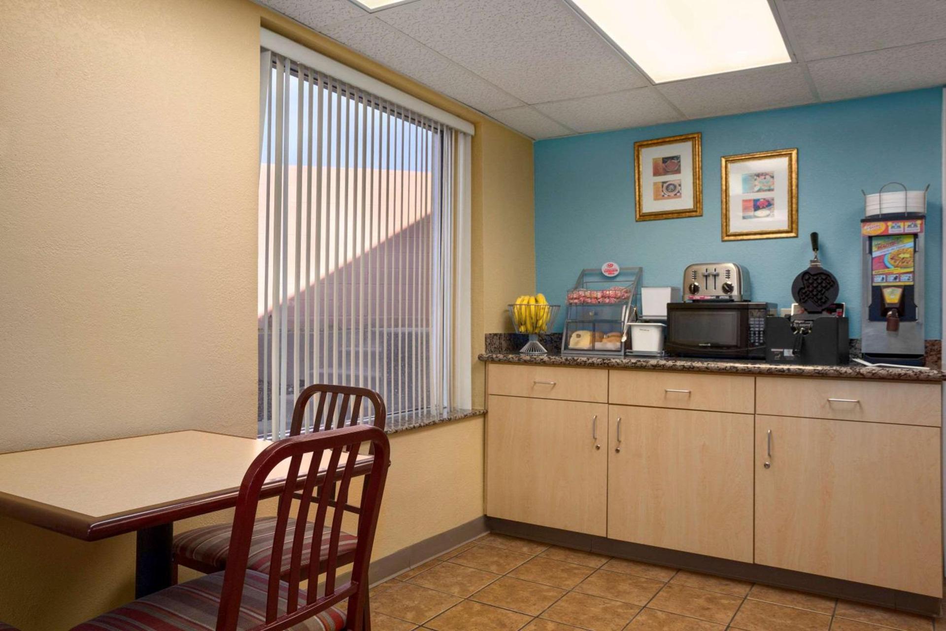Super 8 by Wyndham Austin Downtown/Capitol Area photo 5