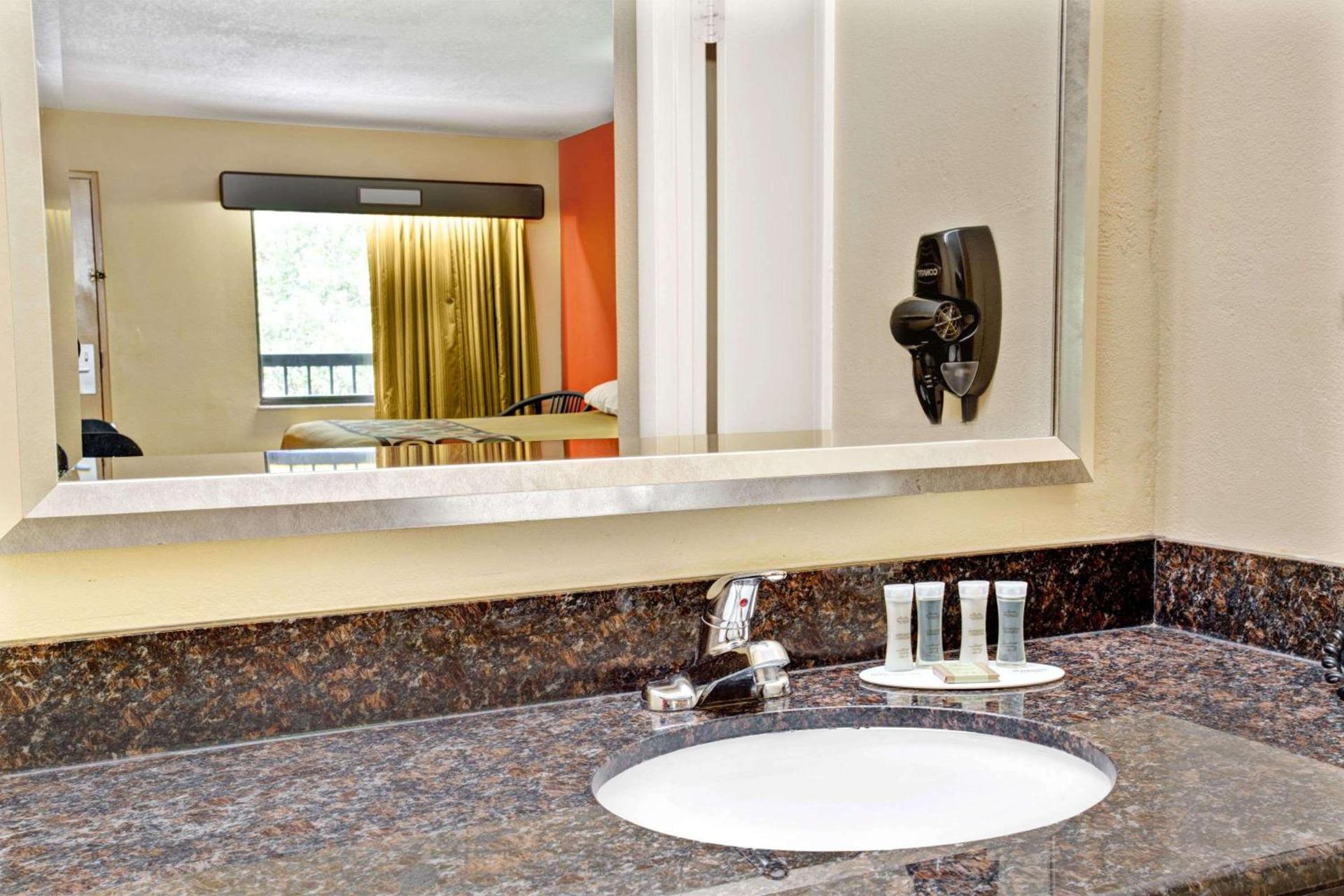 Super 8 by Wyndham Kissimmee/Maingate/Orlando Area photo 12