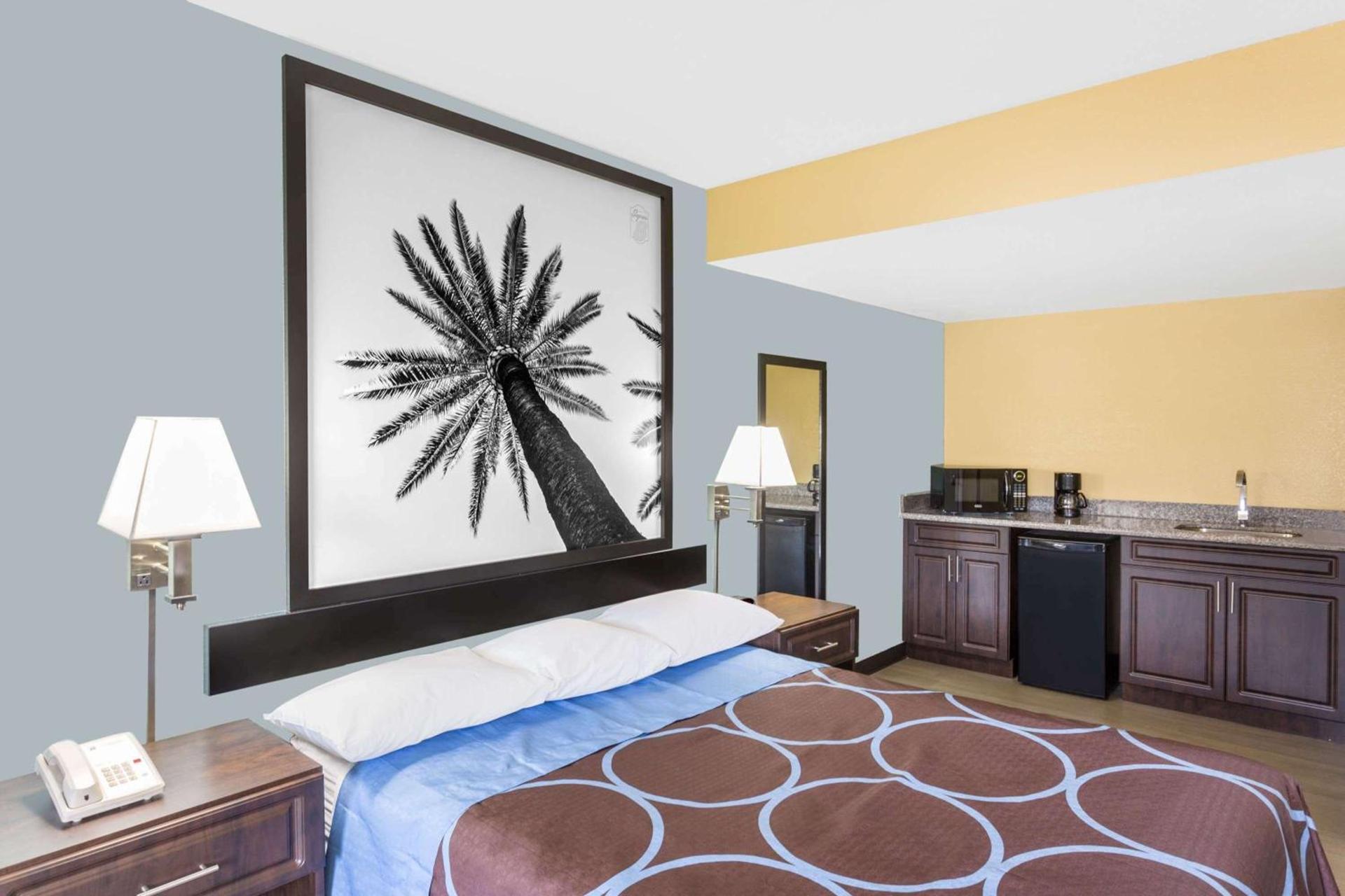 Super 8 by Wyndham Sarasota Near Siesta Key photo 7