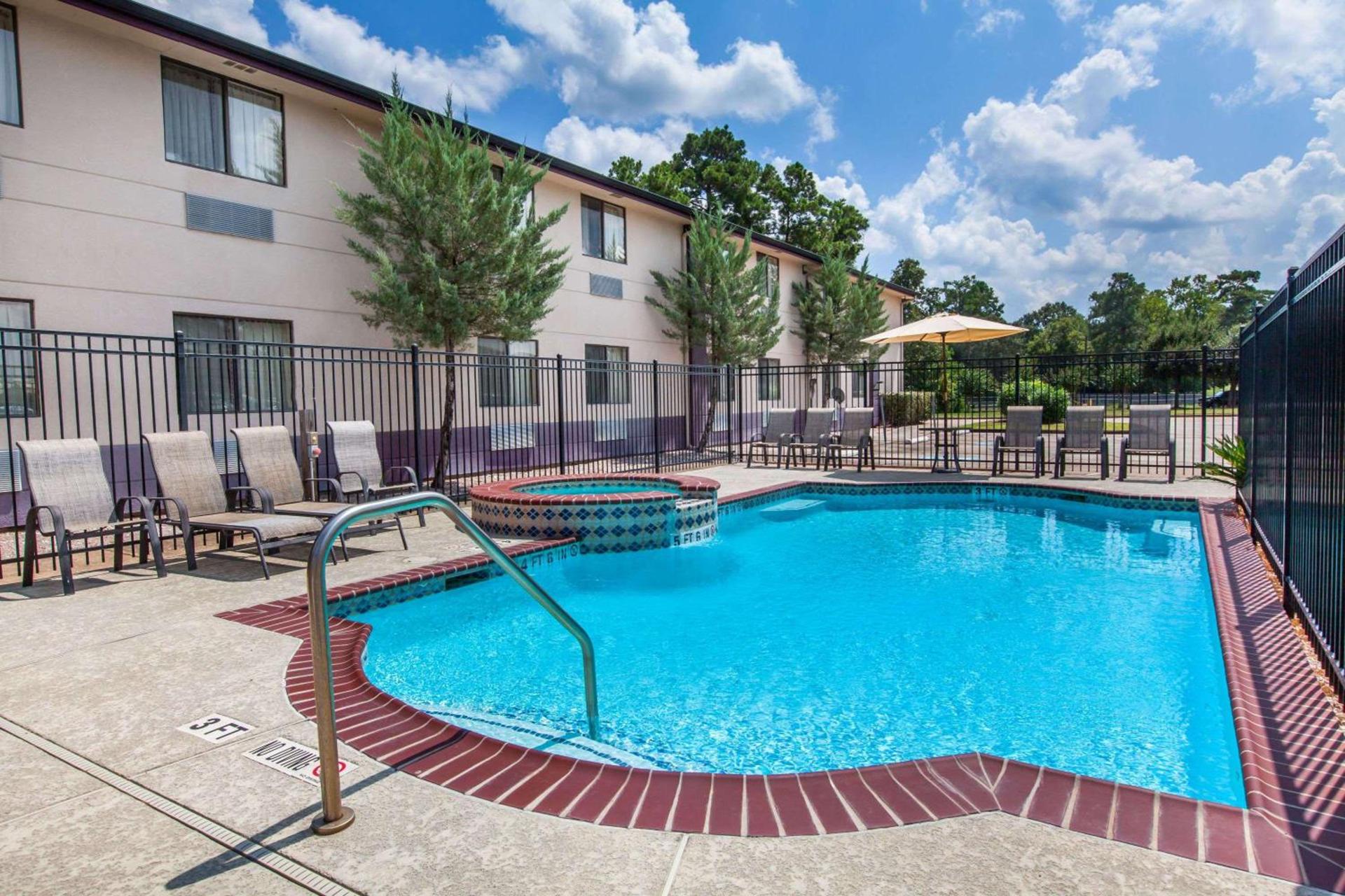 Super 8 by Wyndham Cleveland TX photo 4