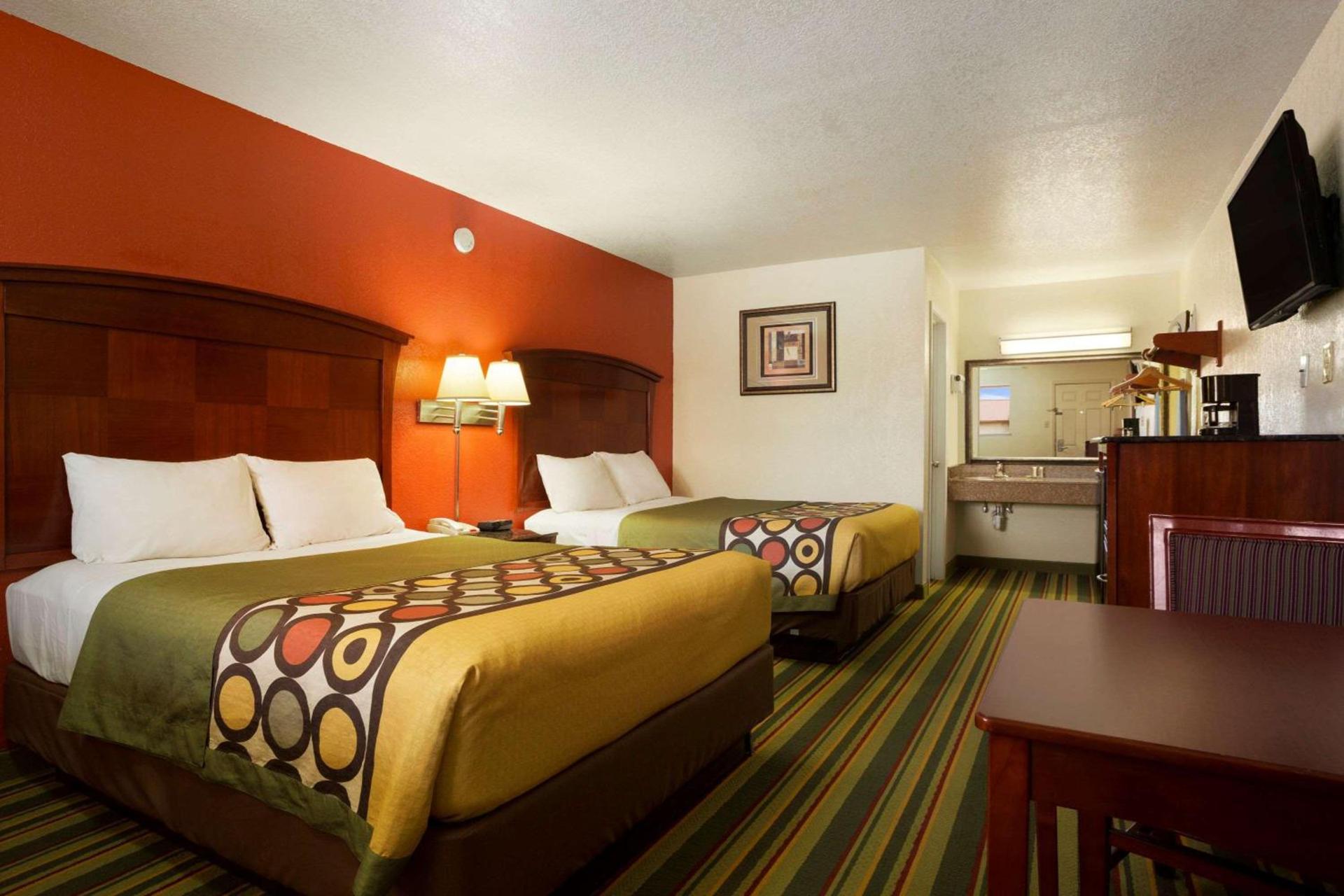 Super 8 by Wyndham Pleasanton photo 10