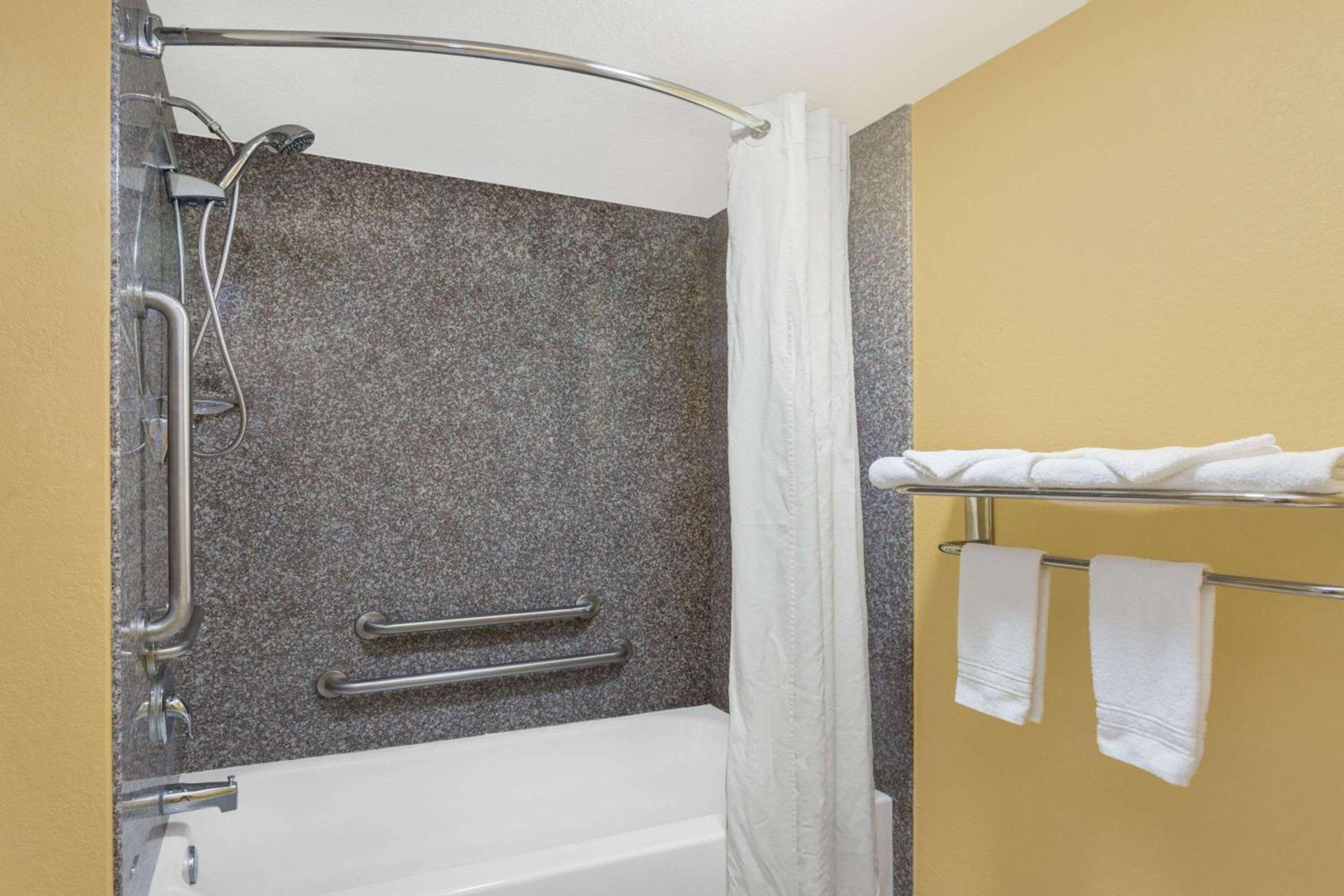 Super 8 by Wyndham Sarasota Near Siesta Key photo 13