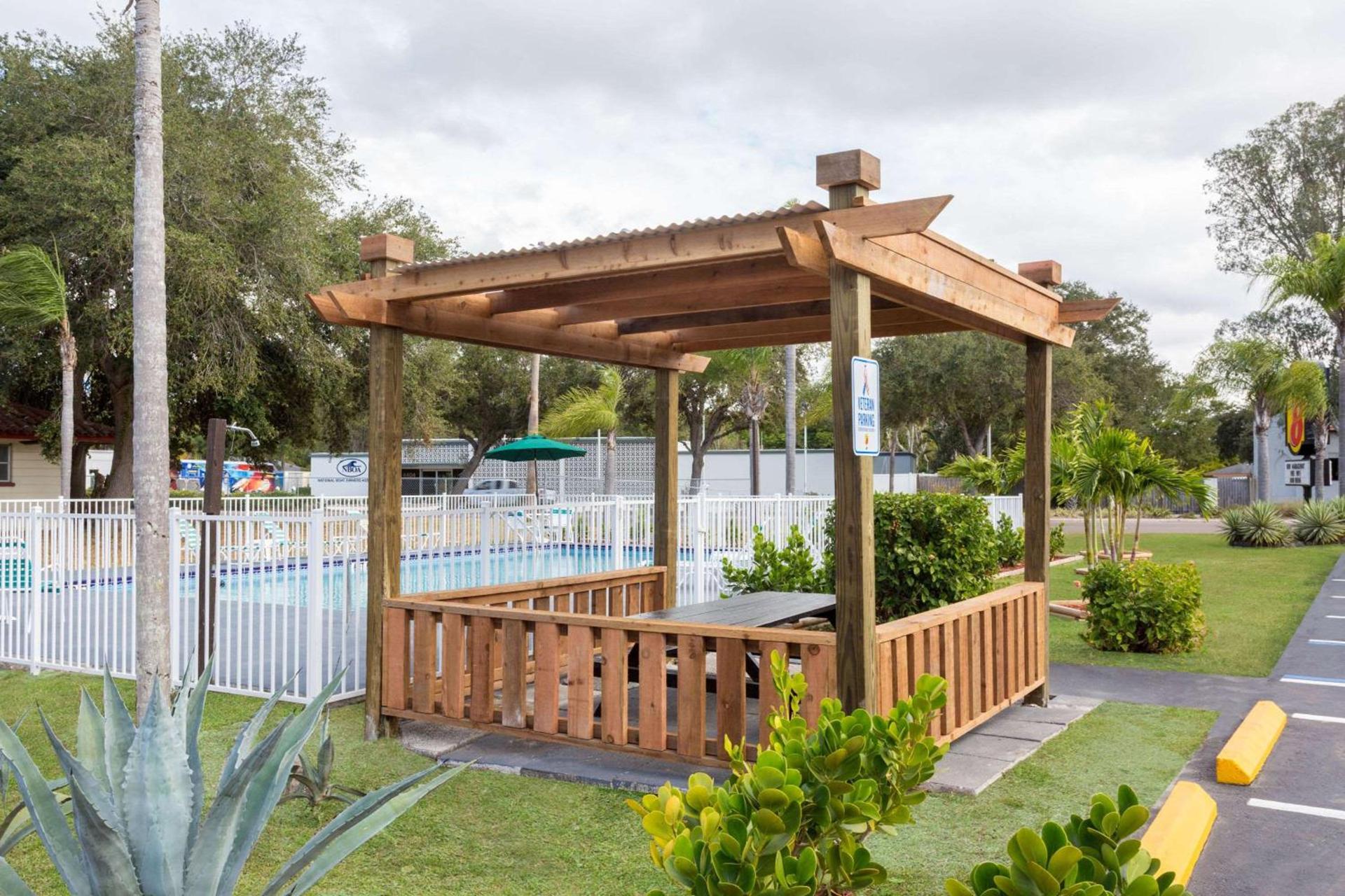 Super 8 by Wyndham Sarasota Near Siesta Key photo 18