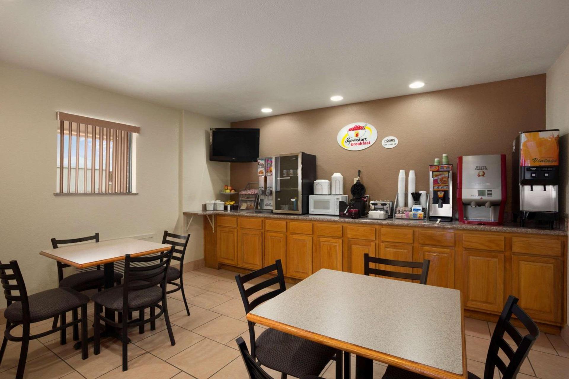 Super 8 by Wyndham Pleasanton photo 9