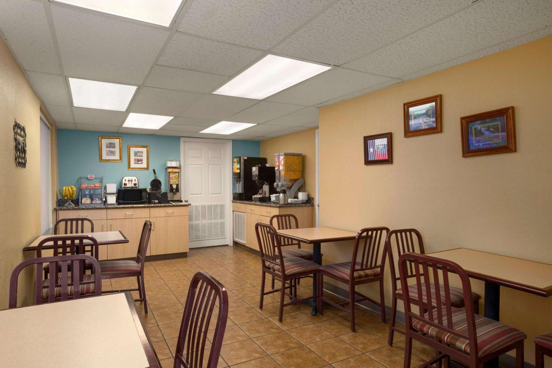 Super 8 by Wyndham Austin Downtown/Capitol Area photo 6