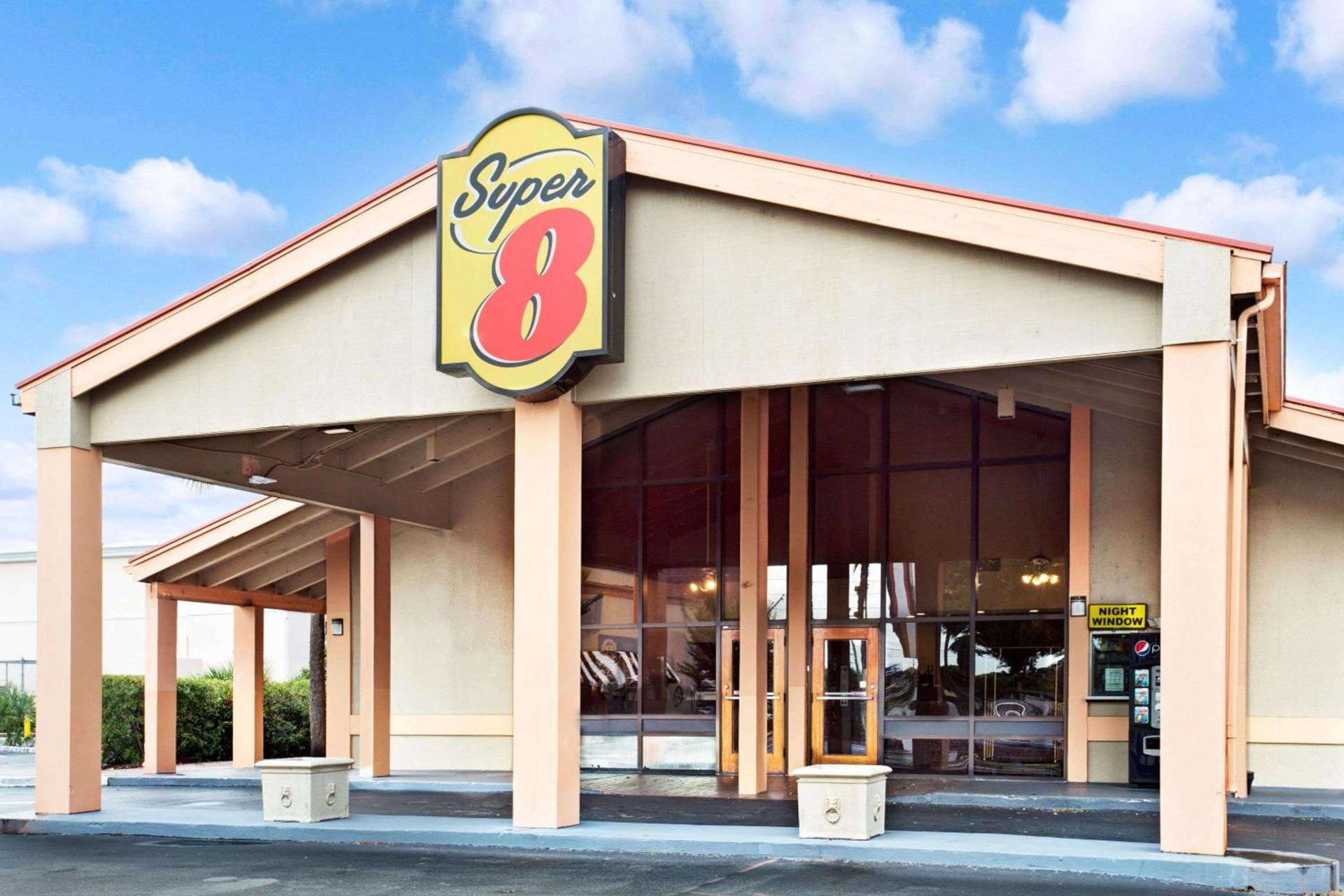 Super 8 by Wyndham Kissimmee/Maingate/Orlando Area photo 1