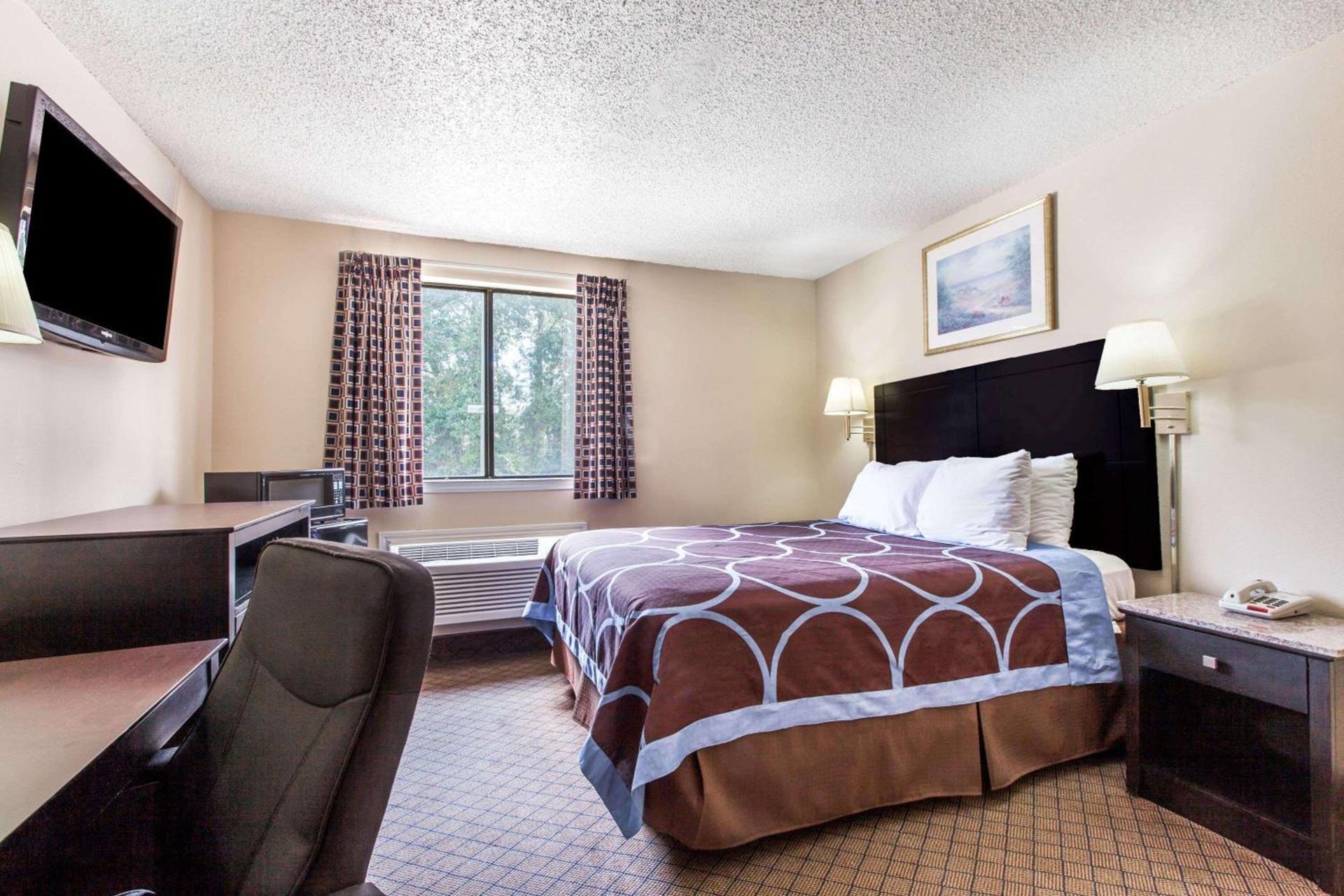 Super 8 by Wyndham Cleveland TX photo 7